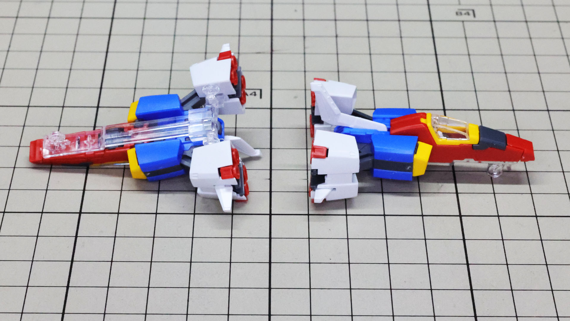 クリアーパーツのスタンドにはランディングギアがモールドされています