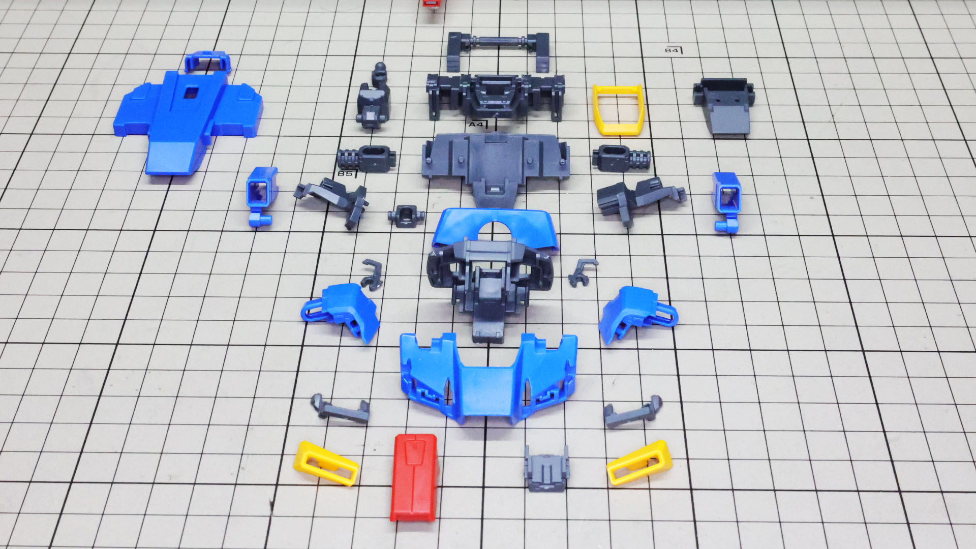 メカフレームは細かく、装甲は大きくパーツ設計されています