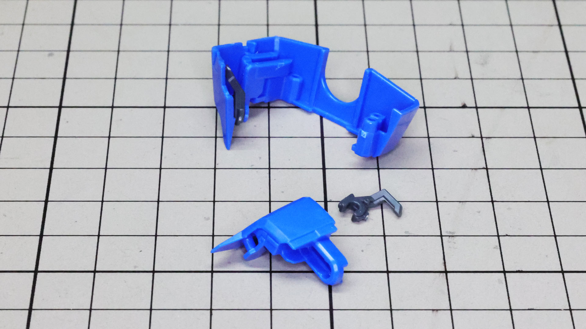 腹部の装甲にはスライドするヒンジが設けられていて前面装甲を引き出すことができます