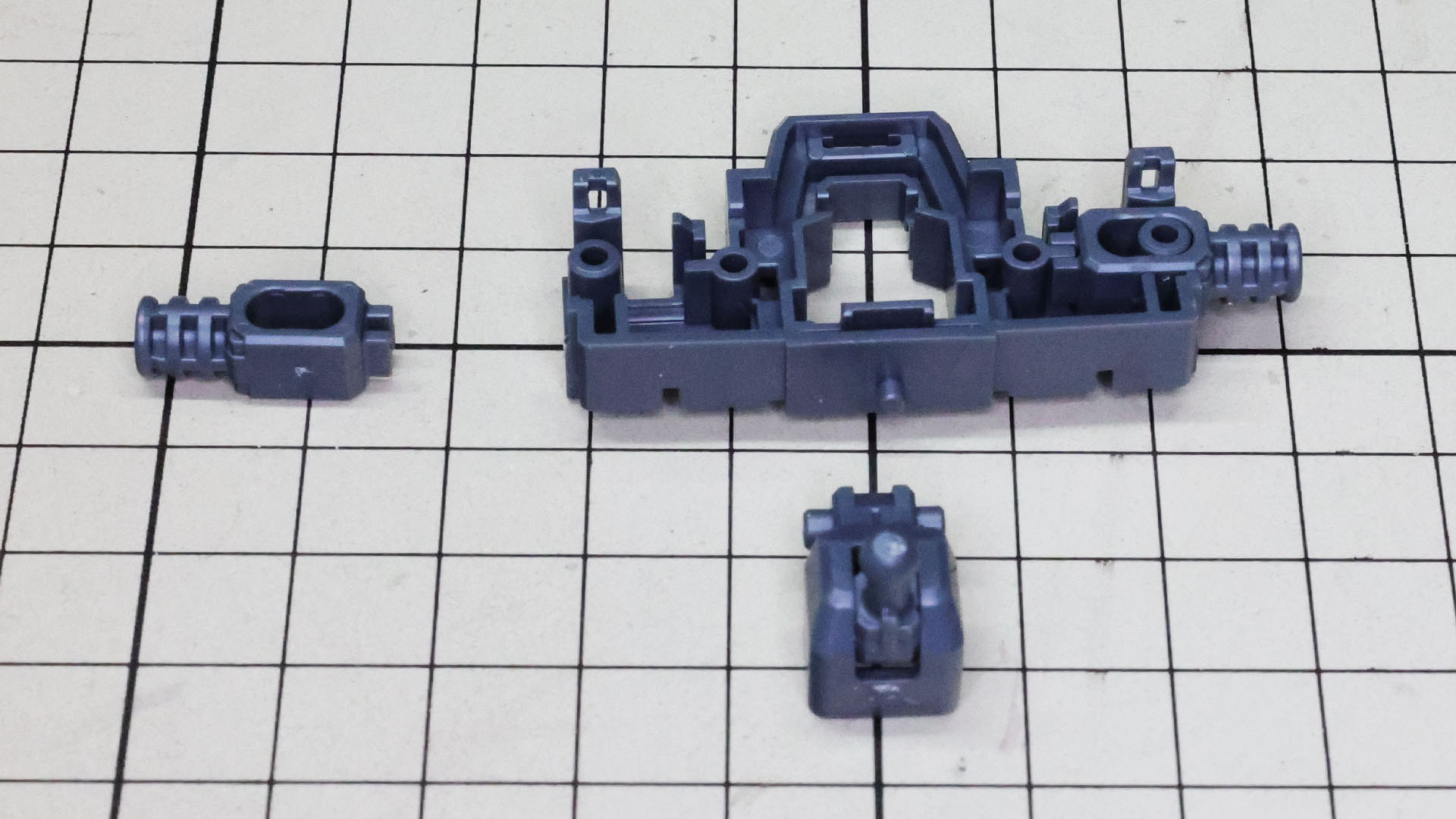 胸部メカフレームを組みます。引き出し式の肩関節と首関節を取り付けます