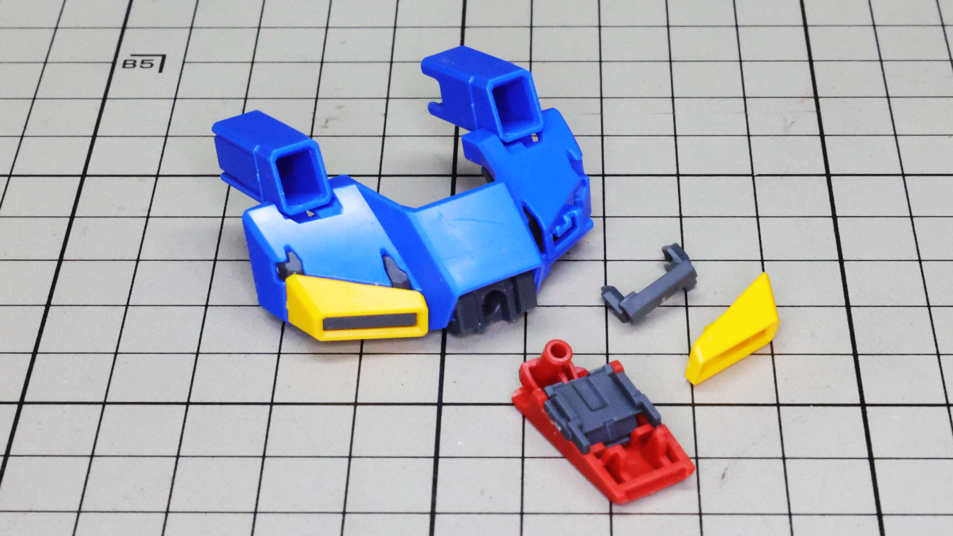 上面にある左右計4本のアンテナ状の部分はふさがれます