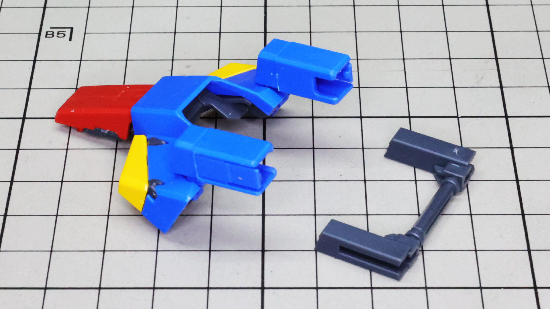 両肩にある前面と背面を繋ぐパーツはメカフレームが中に入ります