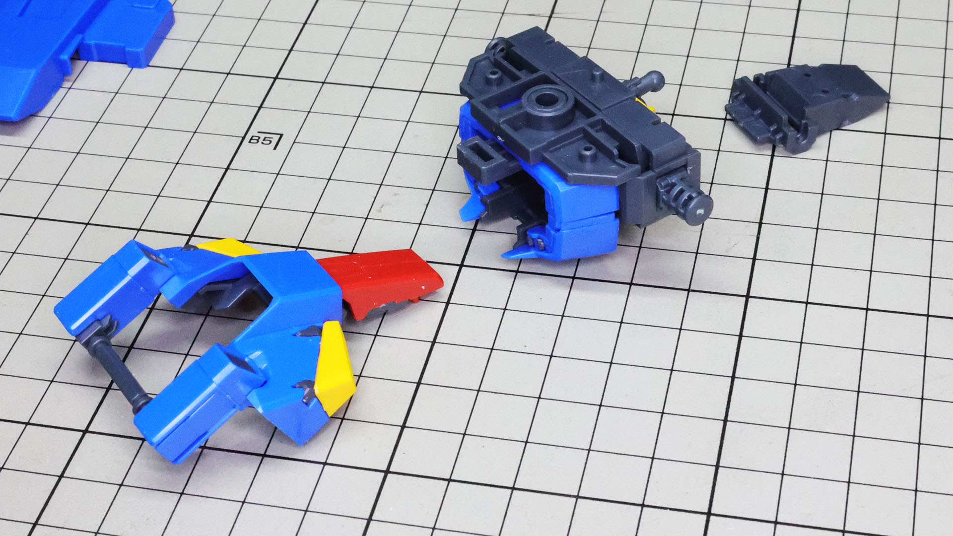 胸部メカフレームに前面装甲等を取り付けていきます