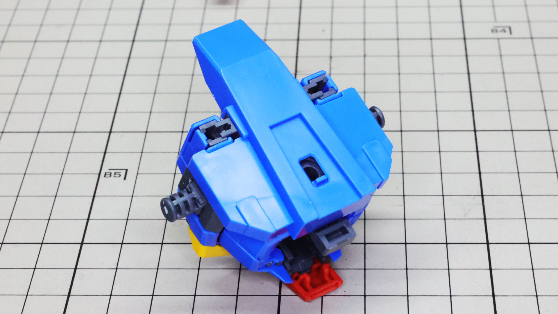 背面にはバックパックを接続する部分があり、スライドするパーツで隠せます