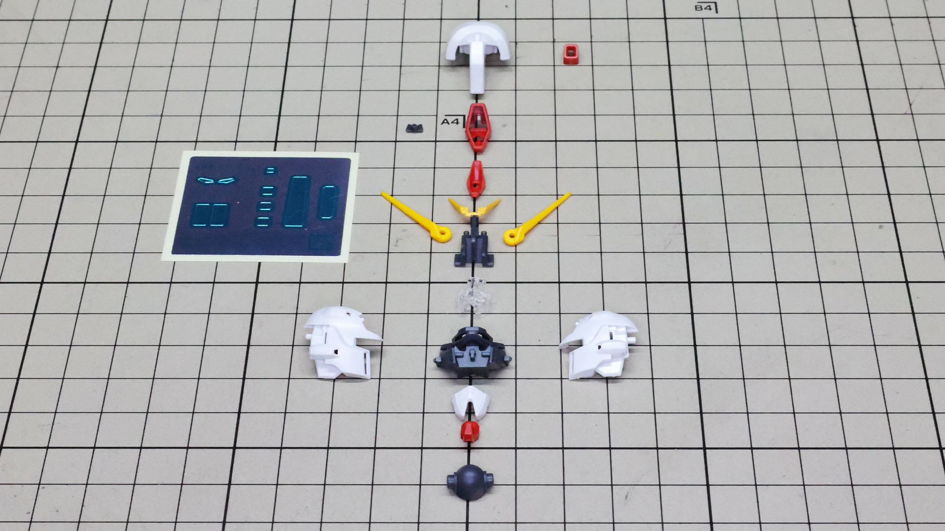 マス目は10mm四方です。細かいパーツが並ぶ頭部パーツ群！