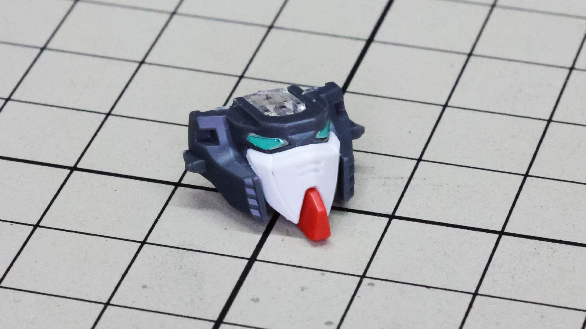 メカフレームの裏からクリアーパーツのツインアイを取り付け、マスク部を組んでいきます