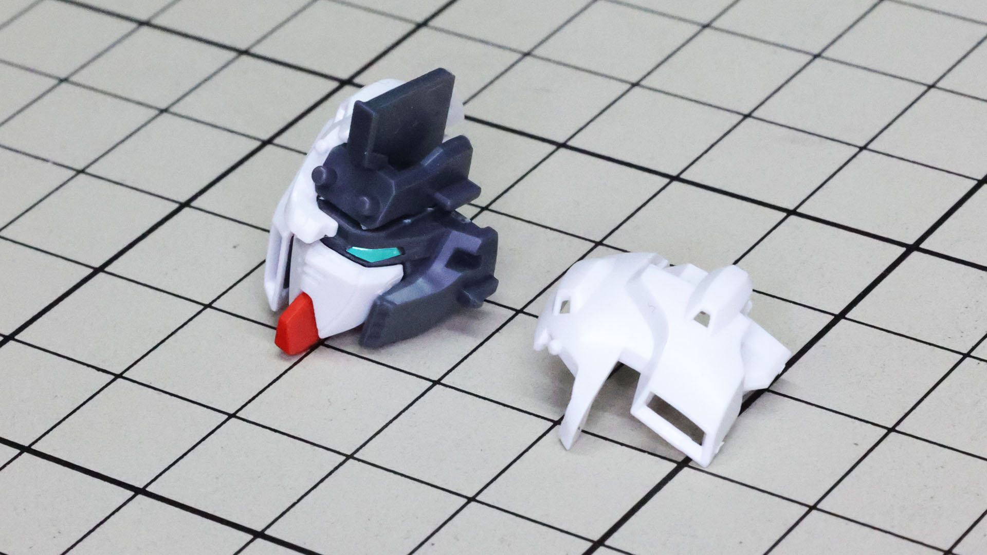 ツインアイ部はシールが貼られています。左右からヘルメットをかぶせていきます