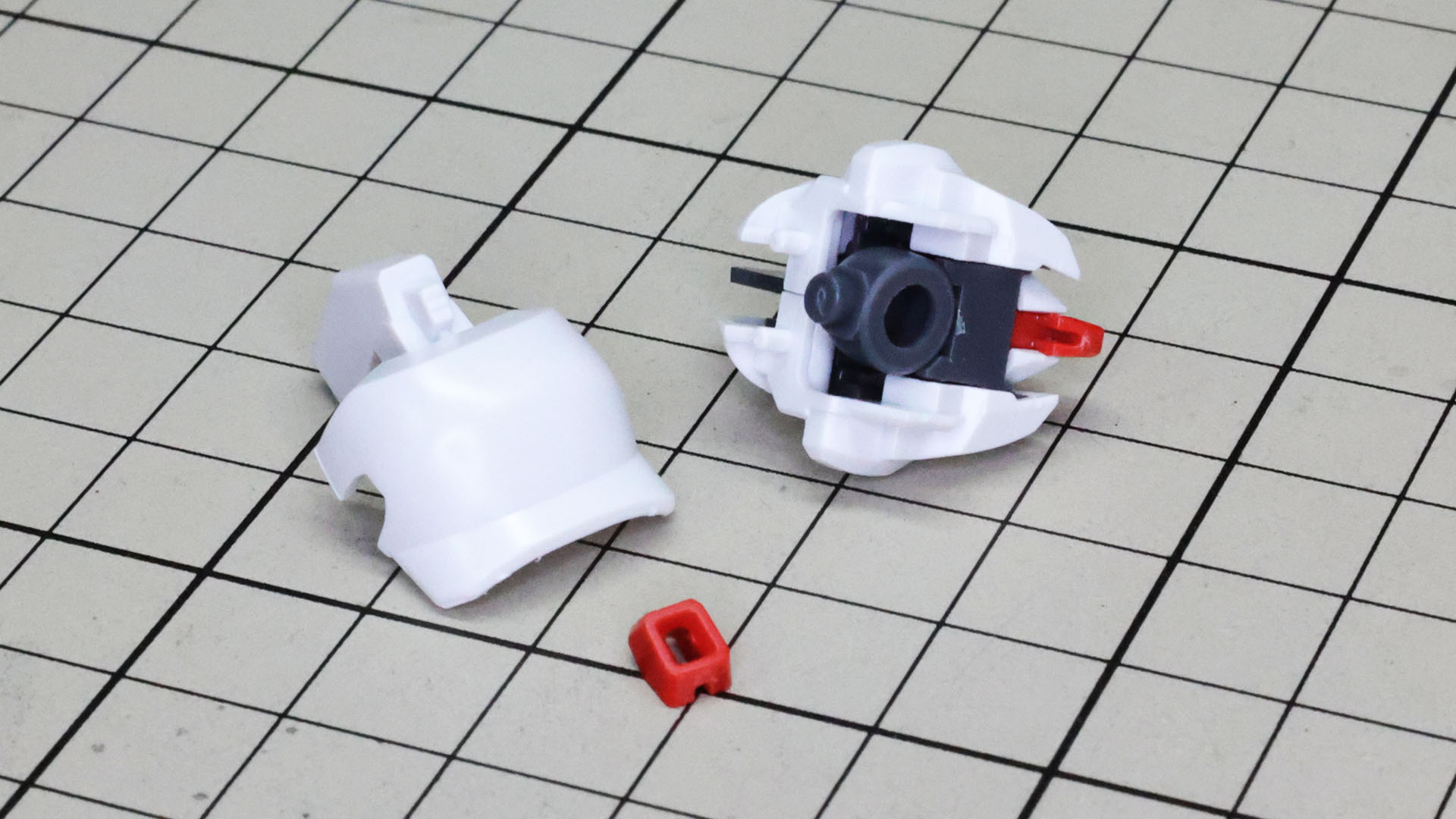 後頭部のヘルメットには赤いセンサーカバーが取り付けられます