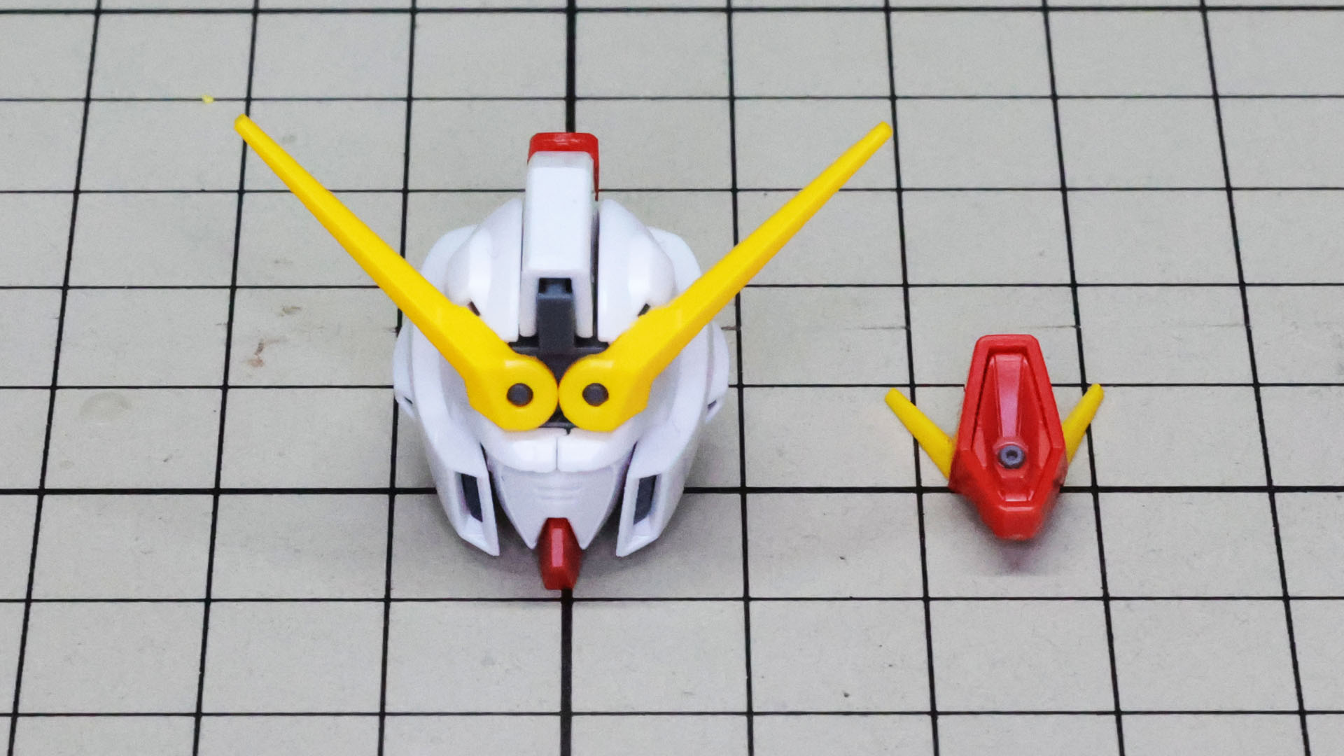 可動式アンテナを取り付け、ハイ・メガ・キャノン部を上から差し込む形で取り付けます