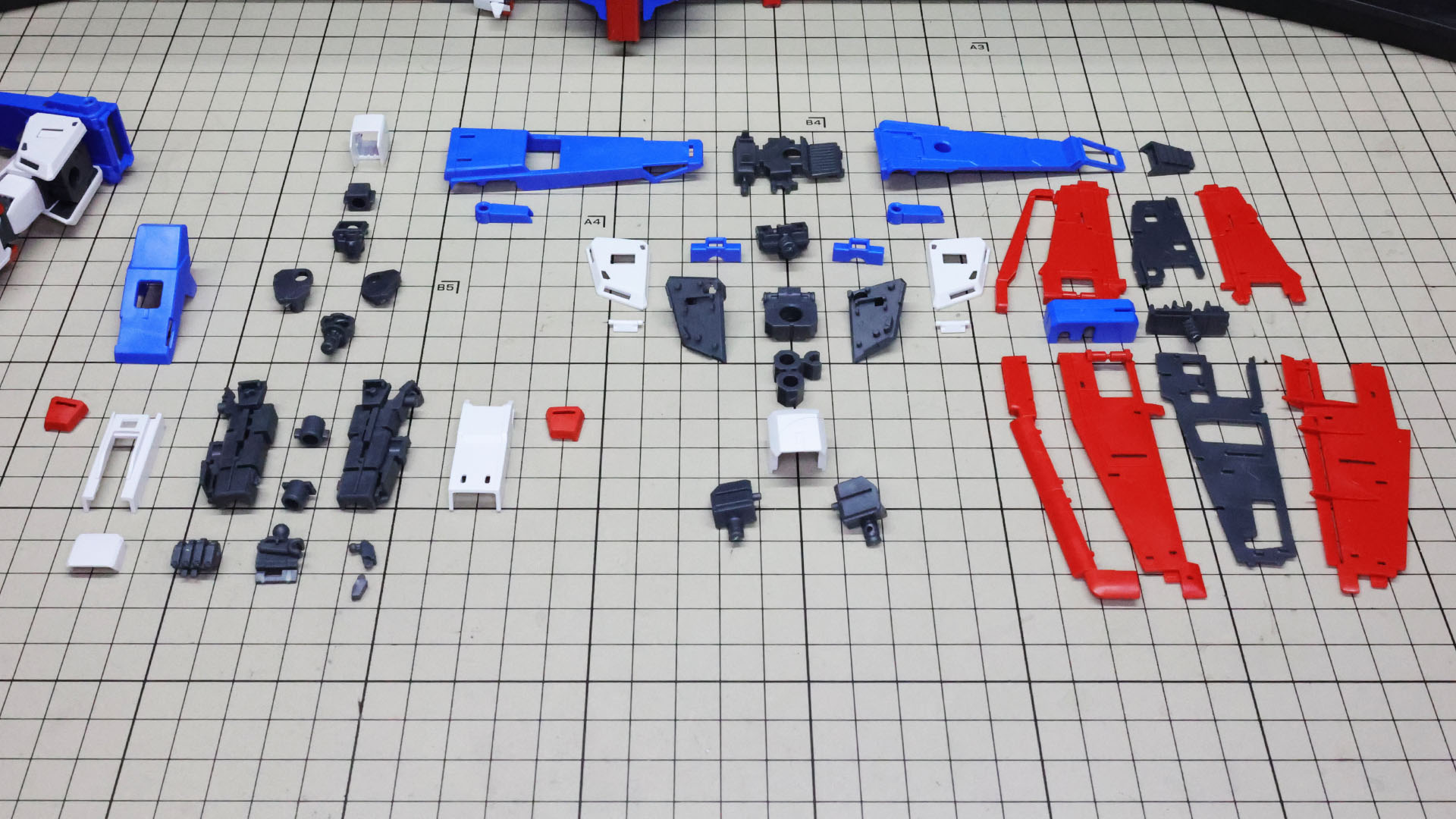 パーツ数が多くなる腕部パーツ群。左に前腕部、中央に肩部、右にウイング・シールド部です