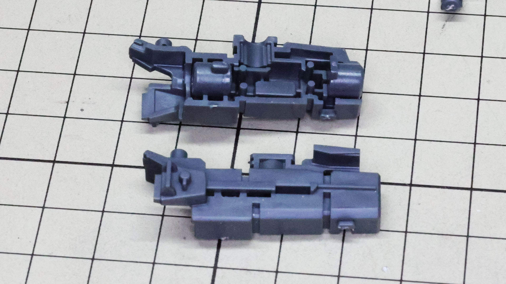 前腕部メカフレームから組んでいきます。軸回転のためのパーツを取り付けます