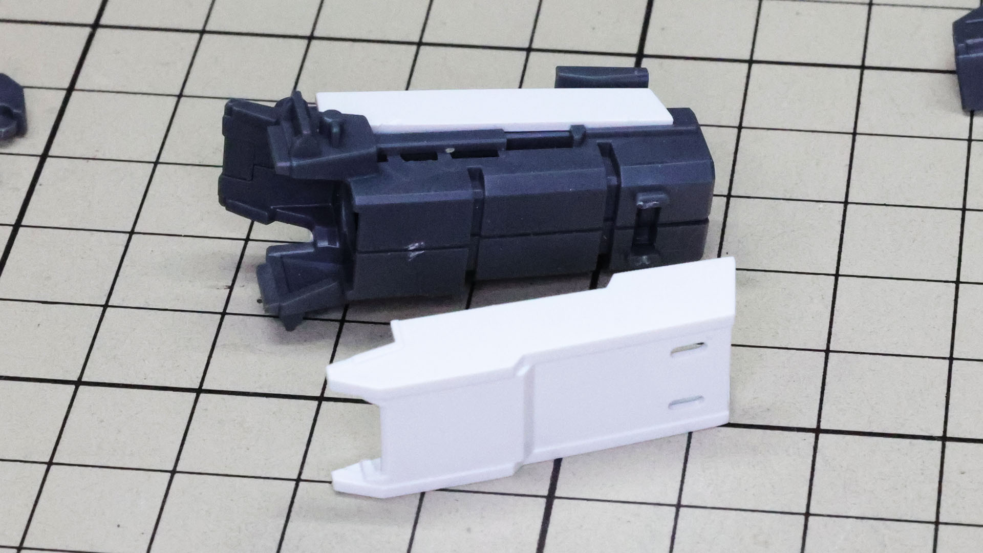 装甲パーツを取り付けていきます