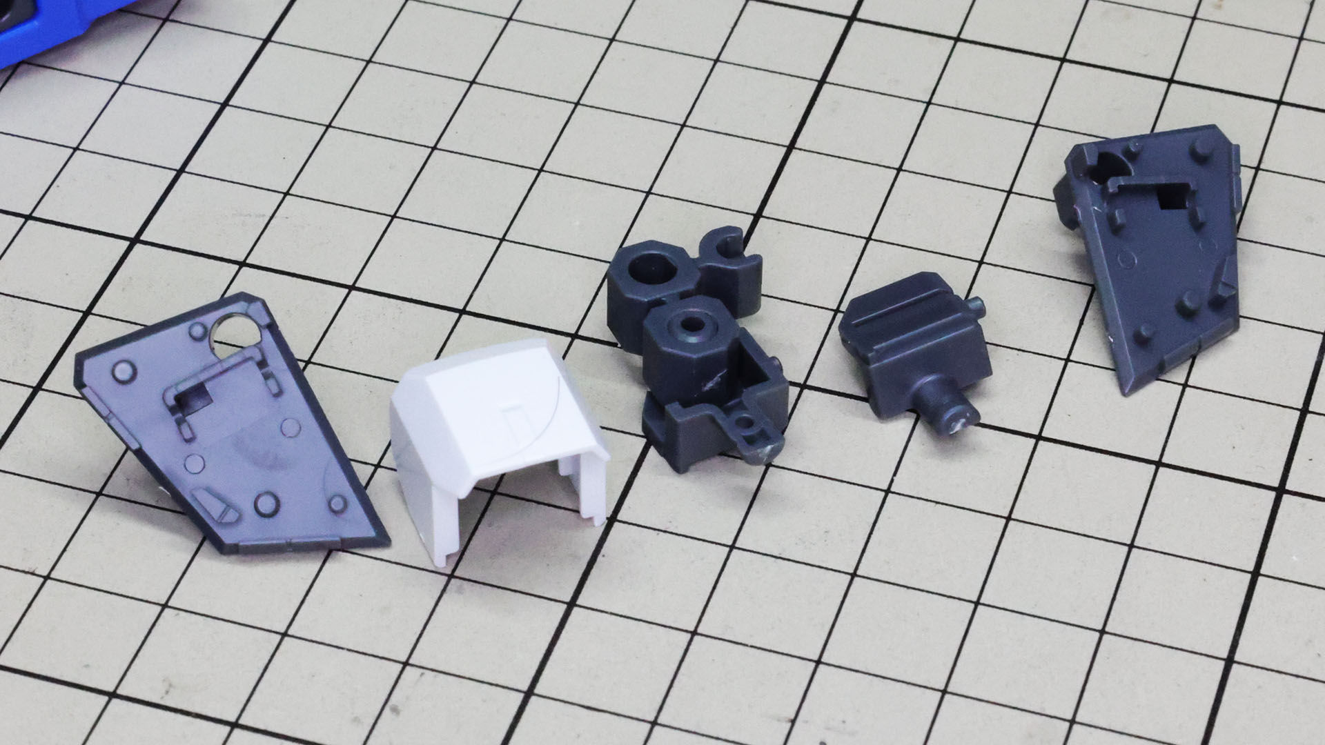 肩部の構造は変更なく、上部の巨大な可動装甲の接続部を組み込みます