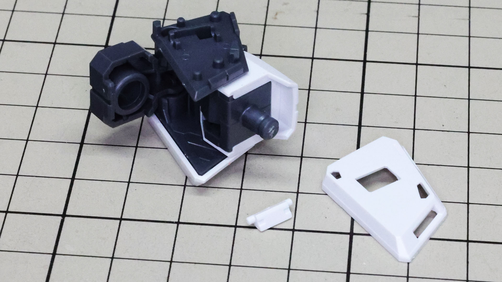 胴体部との接続パネルを挟んで肩部完成です