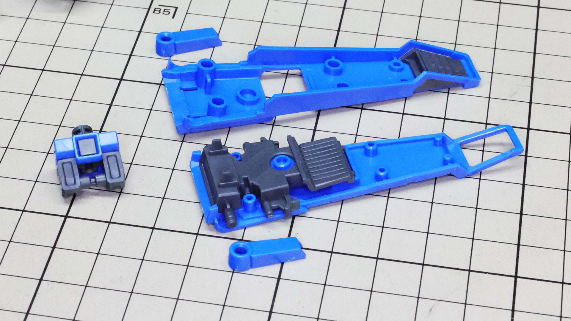 肩部上の巨大な可動装甲を組んでいきます。内部にメカフレームのディテールを取り付けます