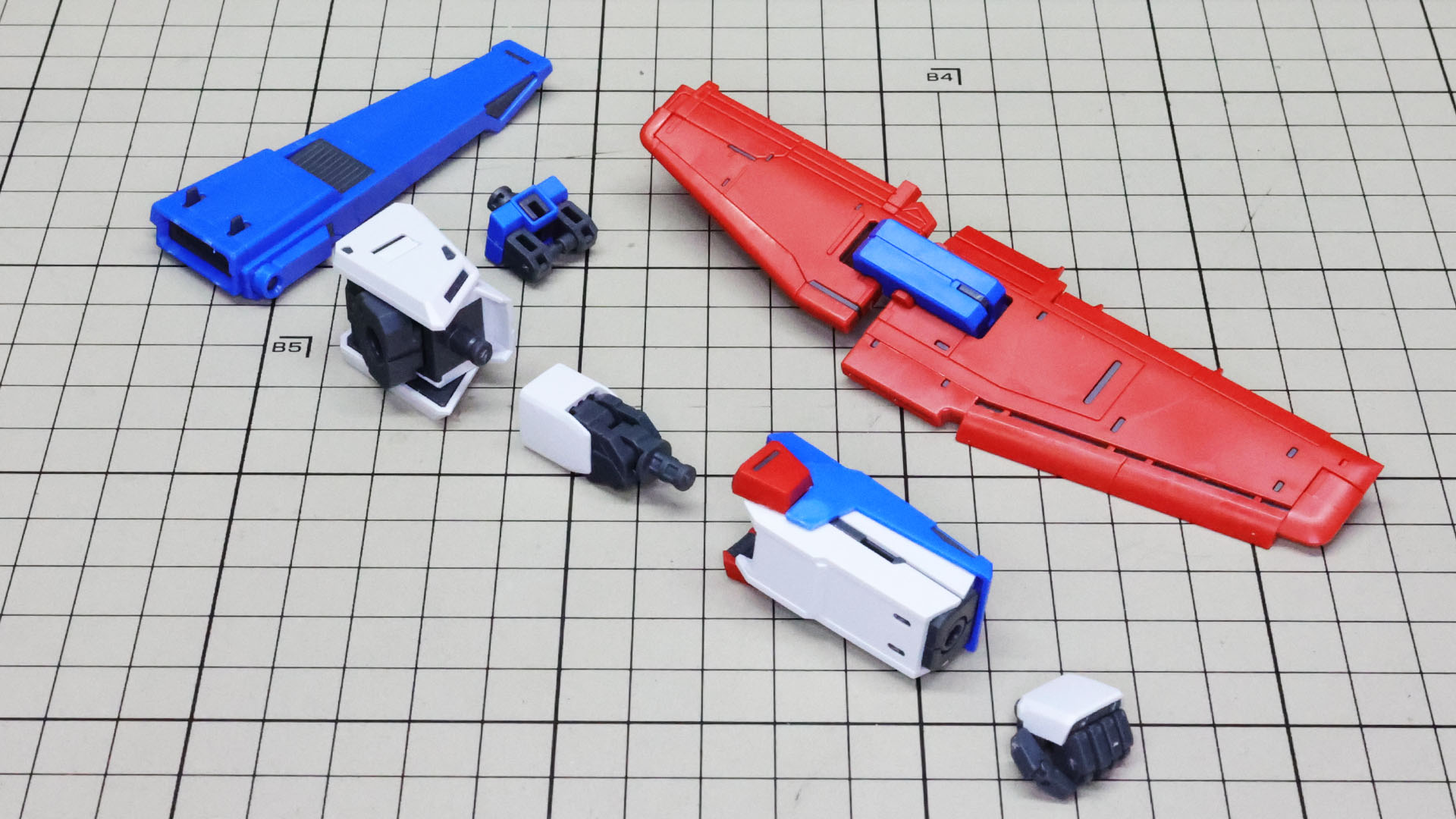 それぞれの組み上がった部位をドッキングさせて腕部が完成します