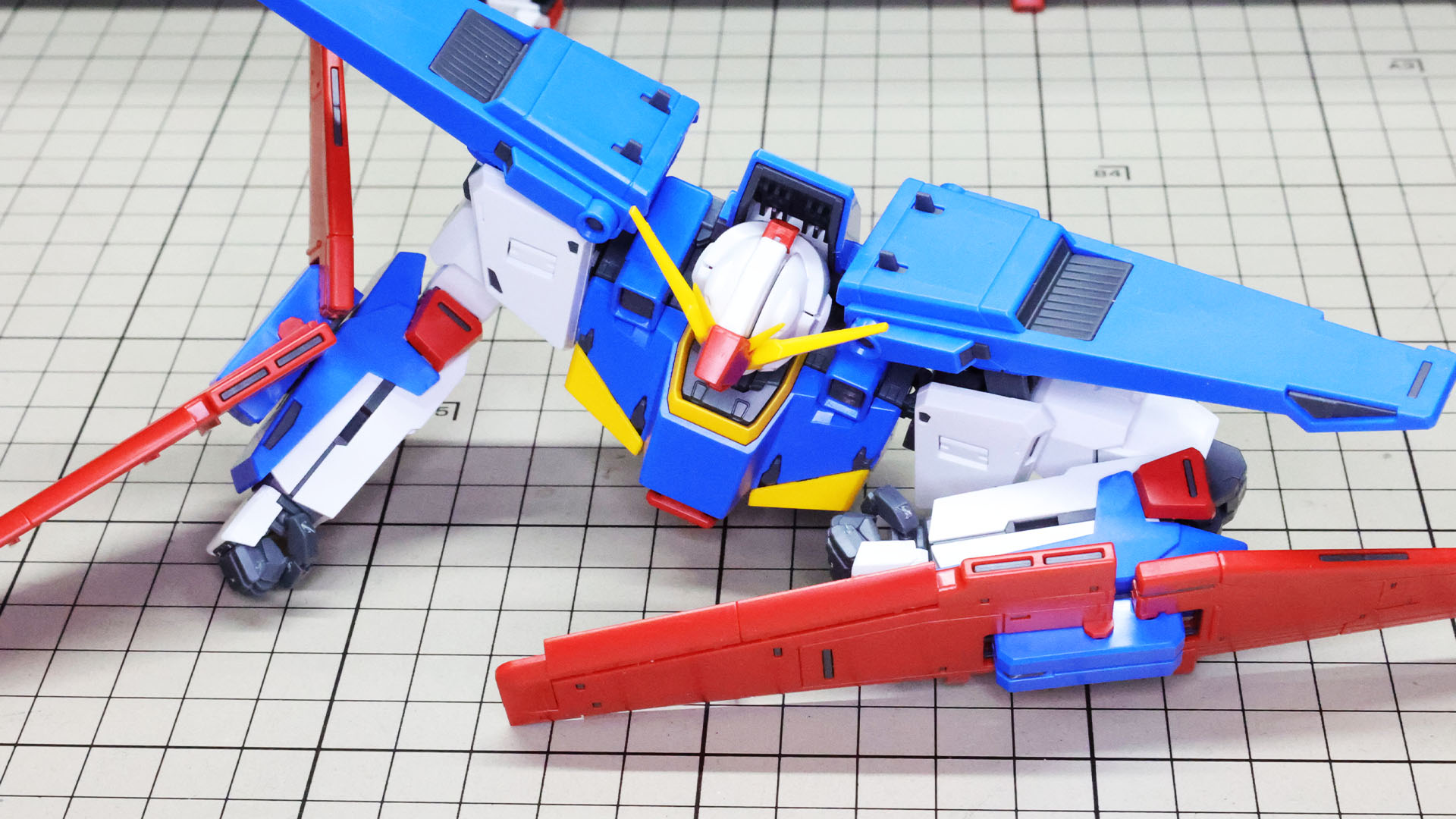 肘関節もこの通りよく動きます！ ロール機構の採用で絶妙な角度になります