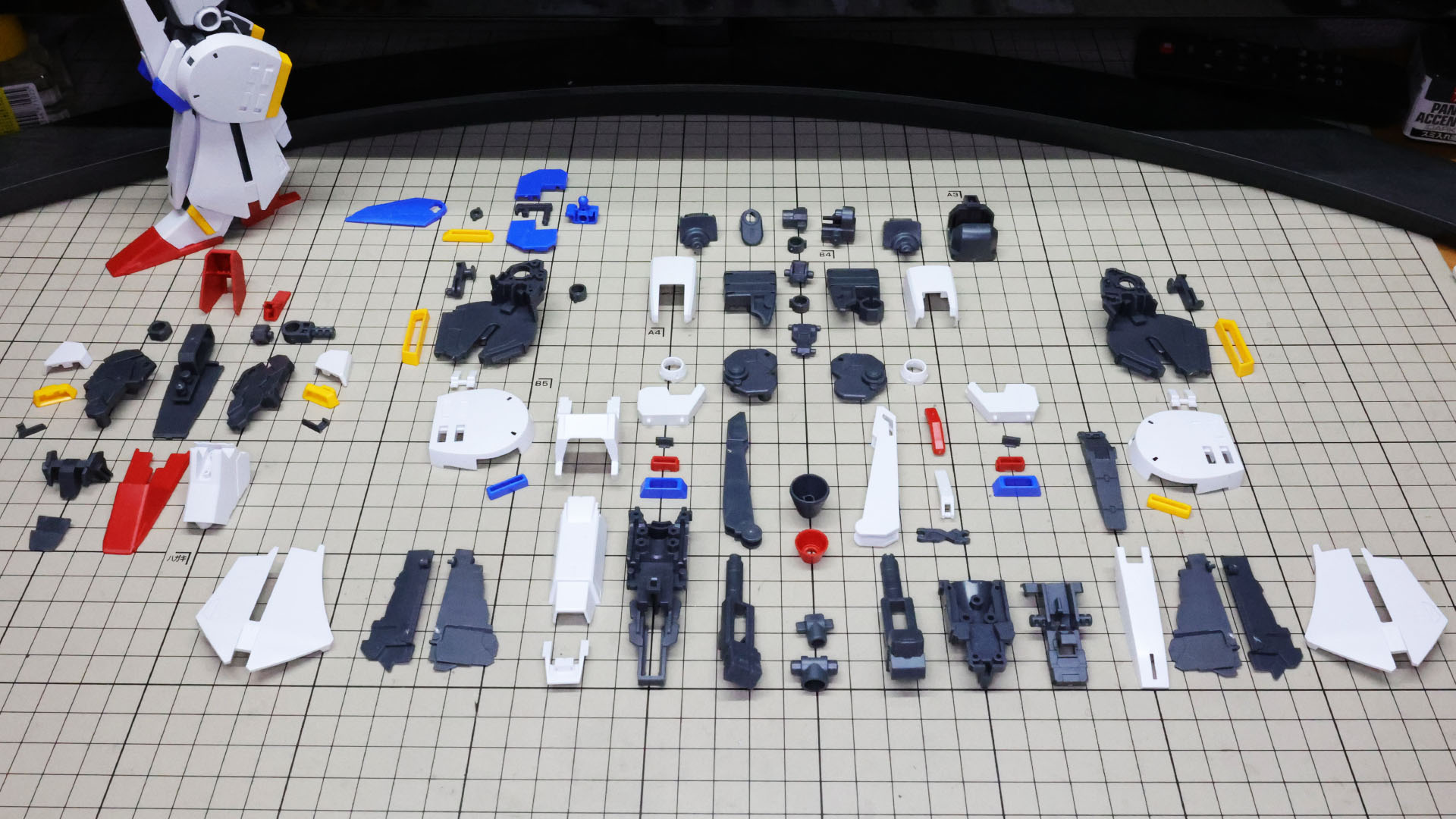 左にソール、上側にサイドアーマー、中央から右にかけて脚部本体のパーツが並びます