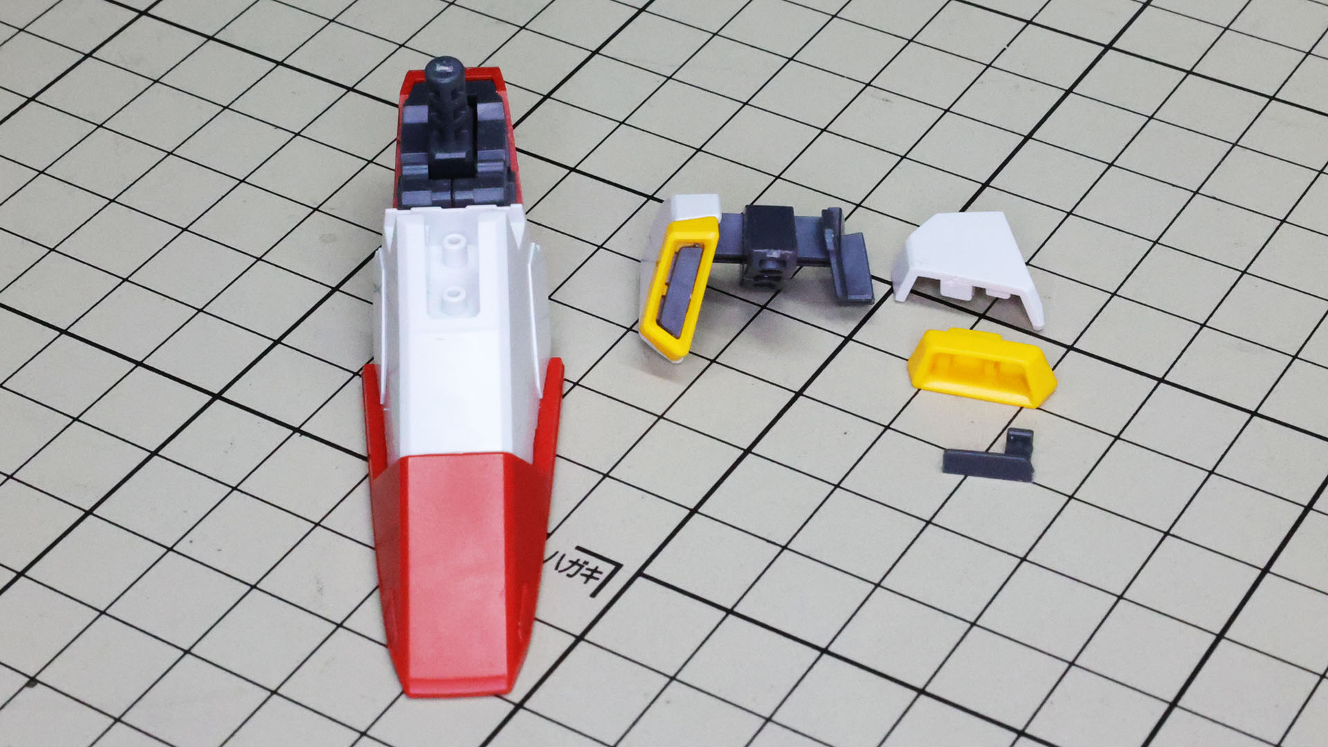 甲の部分に付くスラスターは細かな構造でノズル部を再現しています