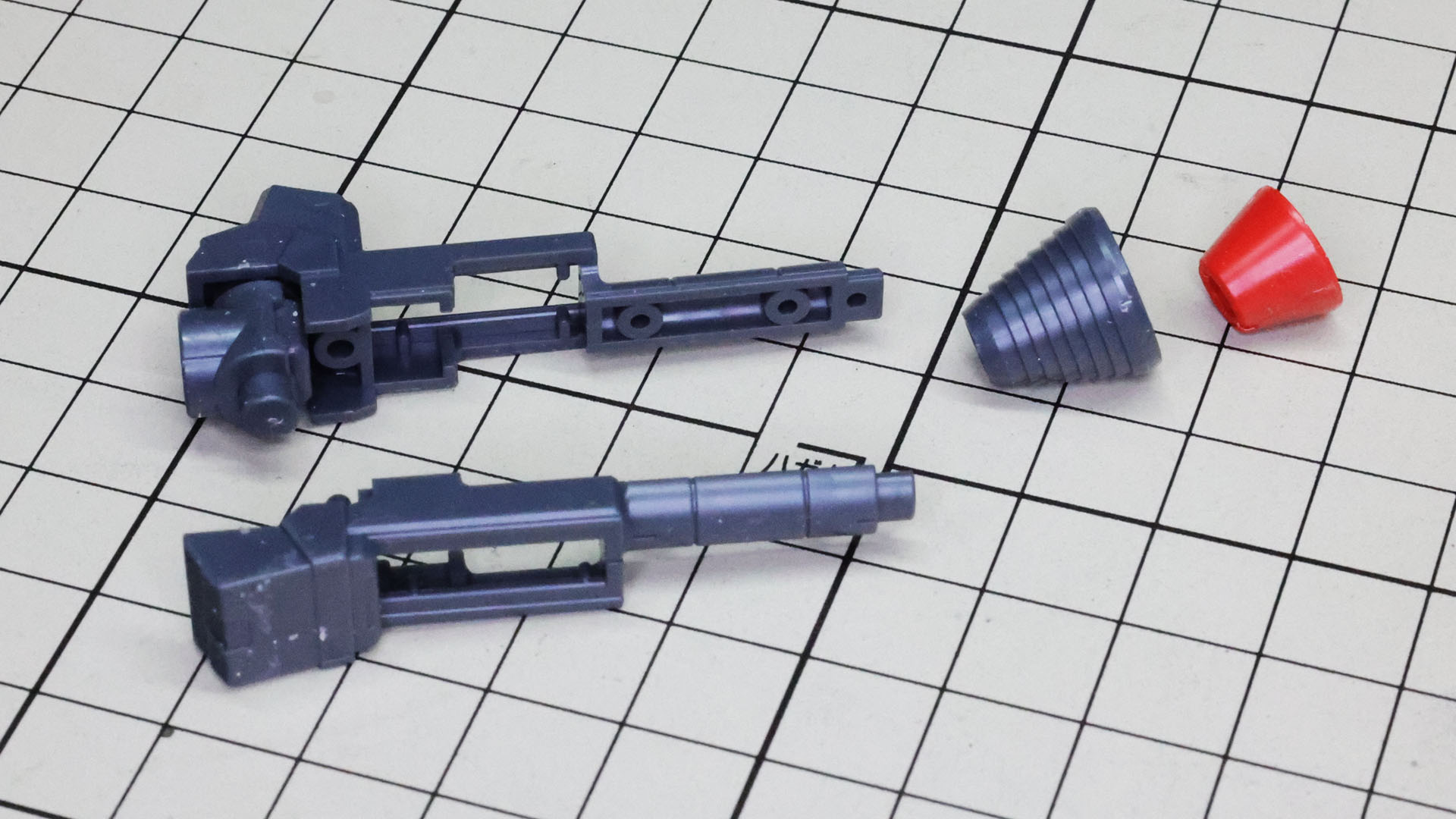 脚部本体を組んでいきます。本来なら回転してノズルが露出する構造をそのまま踏襲しています