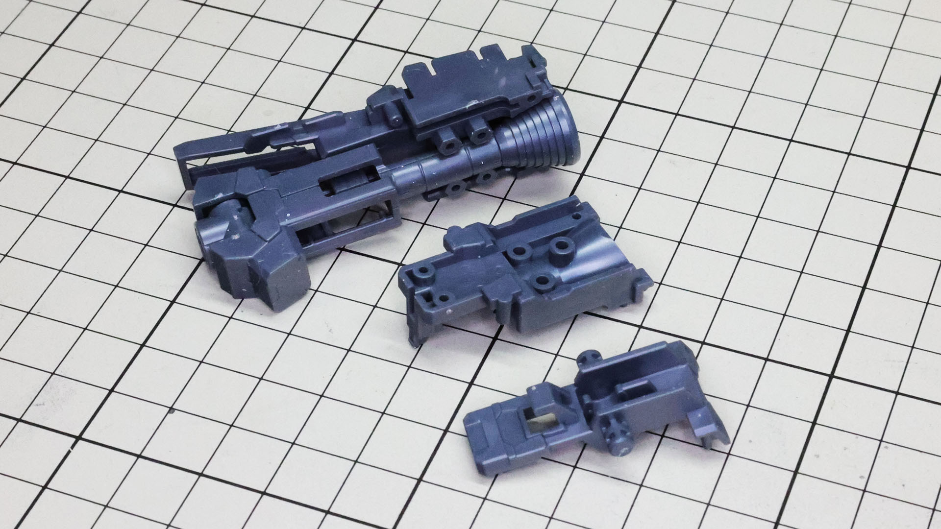 さらにメカフレームを取り付けていきます