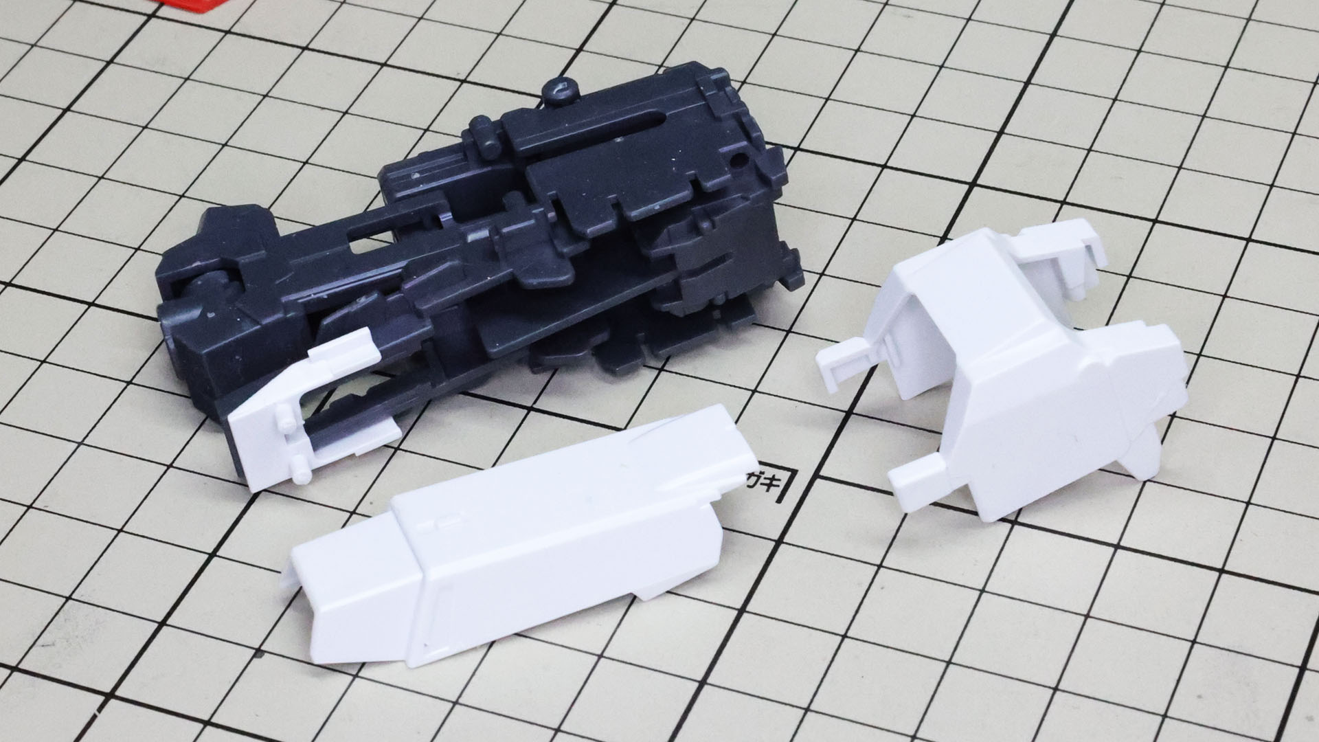 組み上がったメカフレームに装甲を取り付けていきます