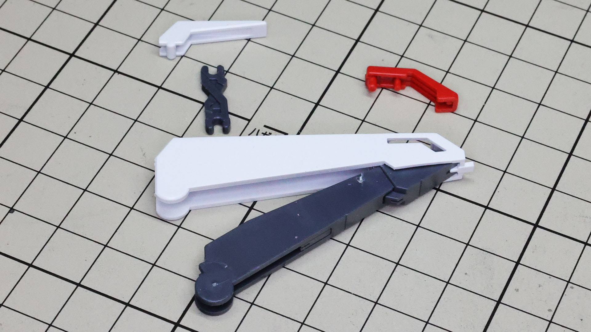 膝の装甲を組んでいきます。中にメカフレームを入れ込みます