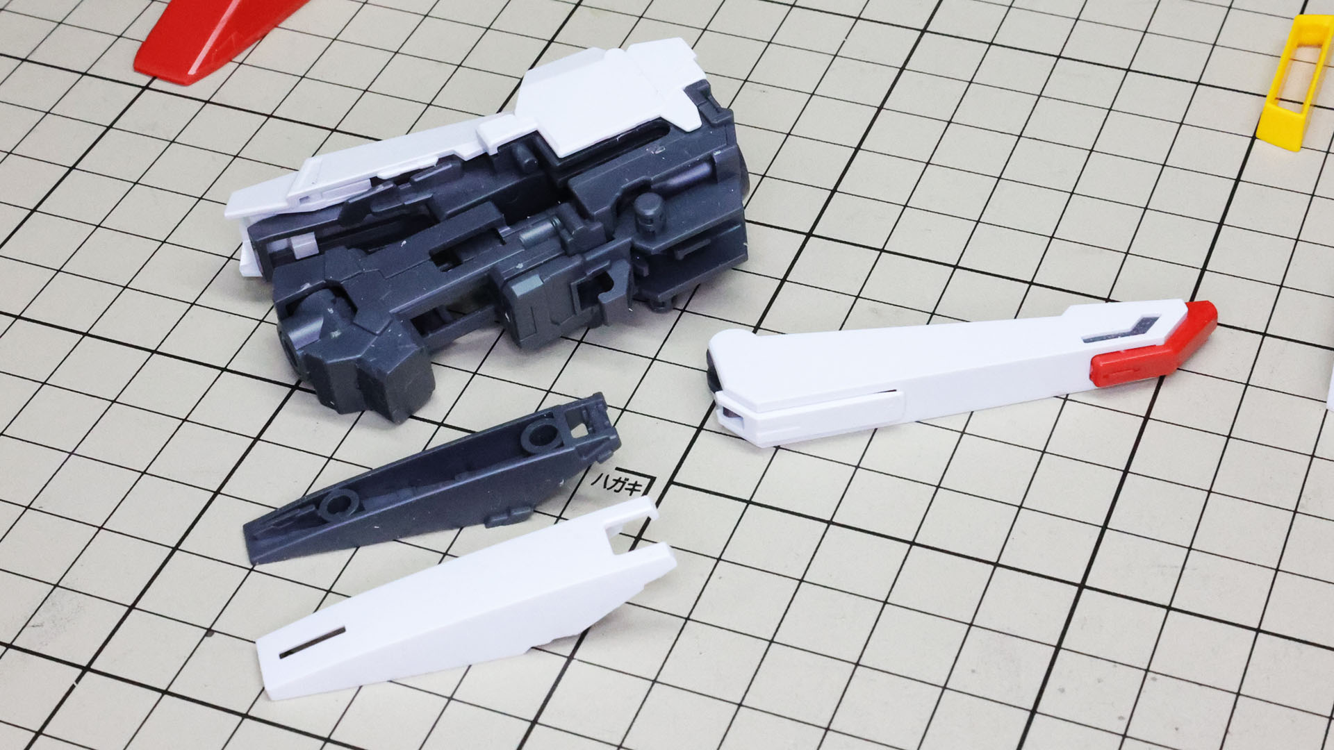 本体に膝や脛の装甲を取り付けます