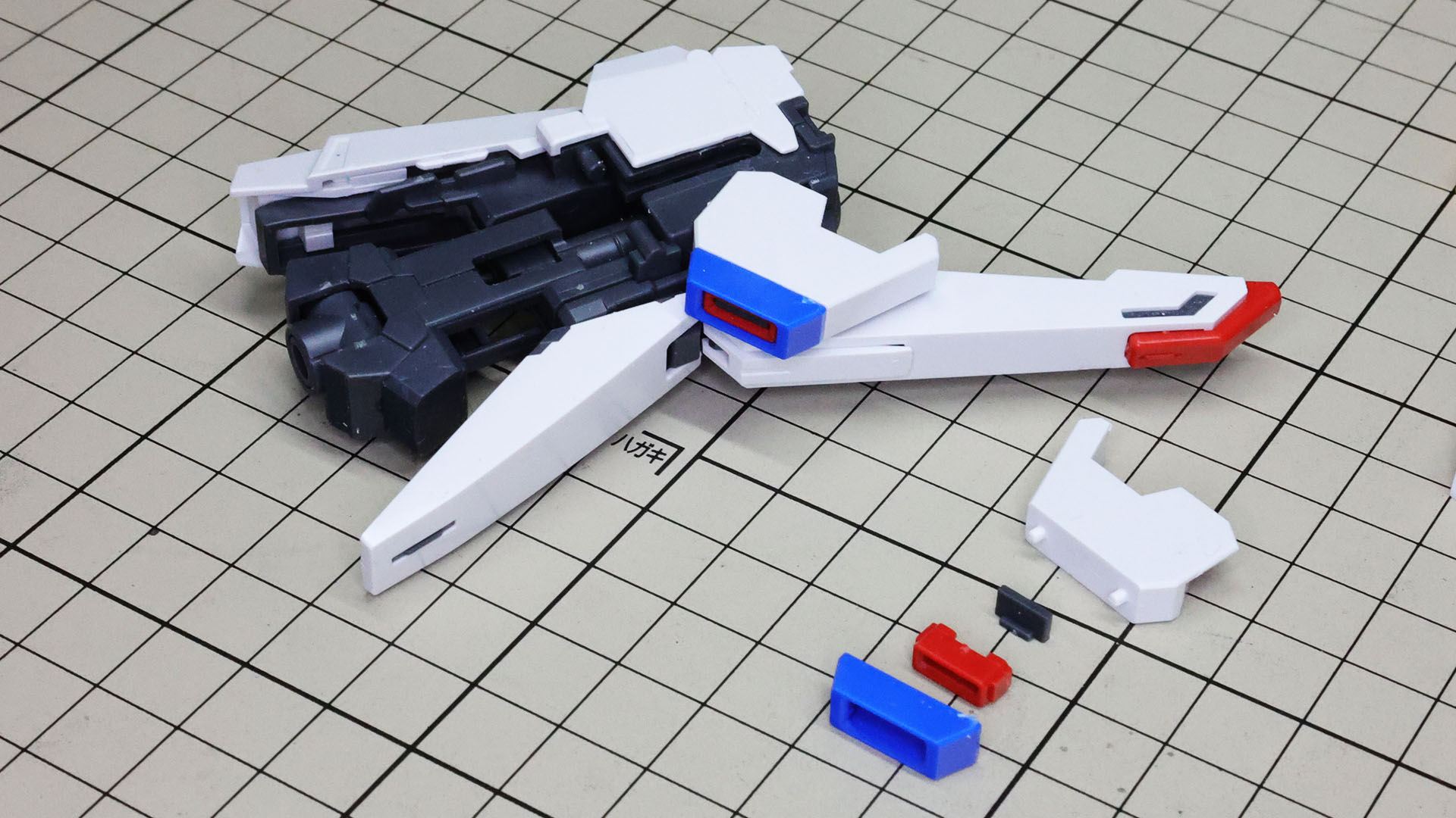 膝部のスラスターを組んで取り付けます。ここのノズルも多くのパーツで実現されます