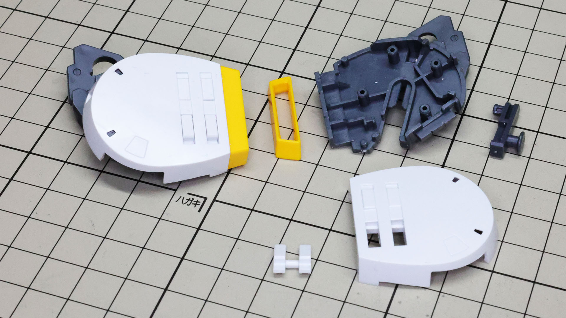 ふくらはぎ部の推進機を組んでいきます。メカフレームには回転とスライドする基部の軸が組まれます