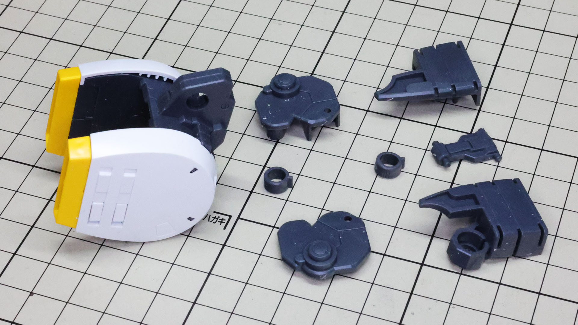 そこへ膝関節と大腿部のメカフレームを組んでいきます