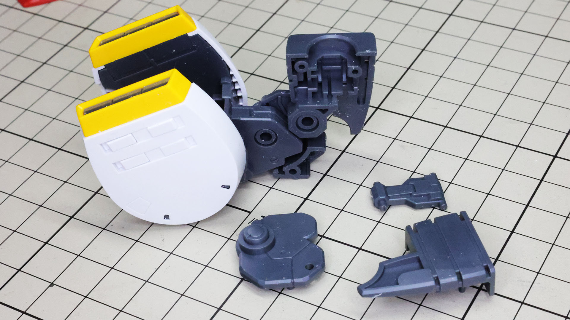 大腿部には連動可動するメカフレームがあります