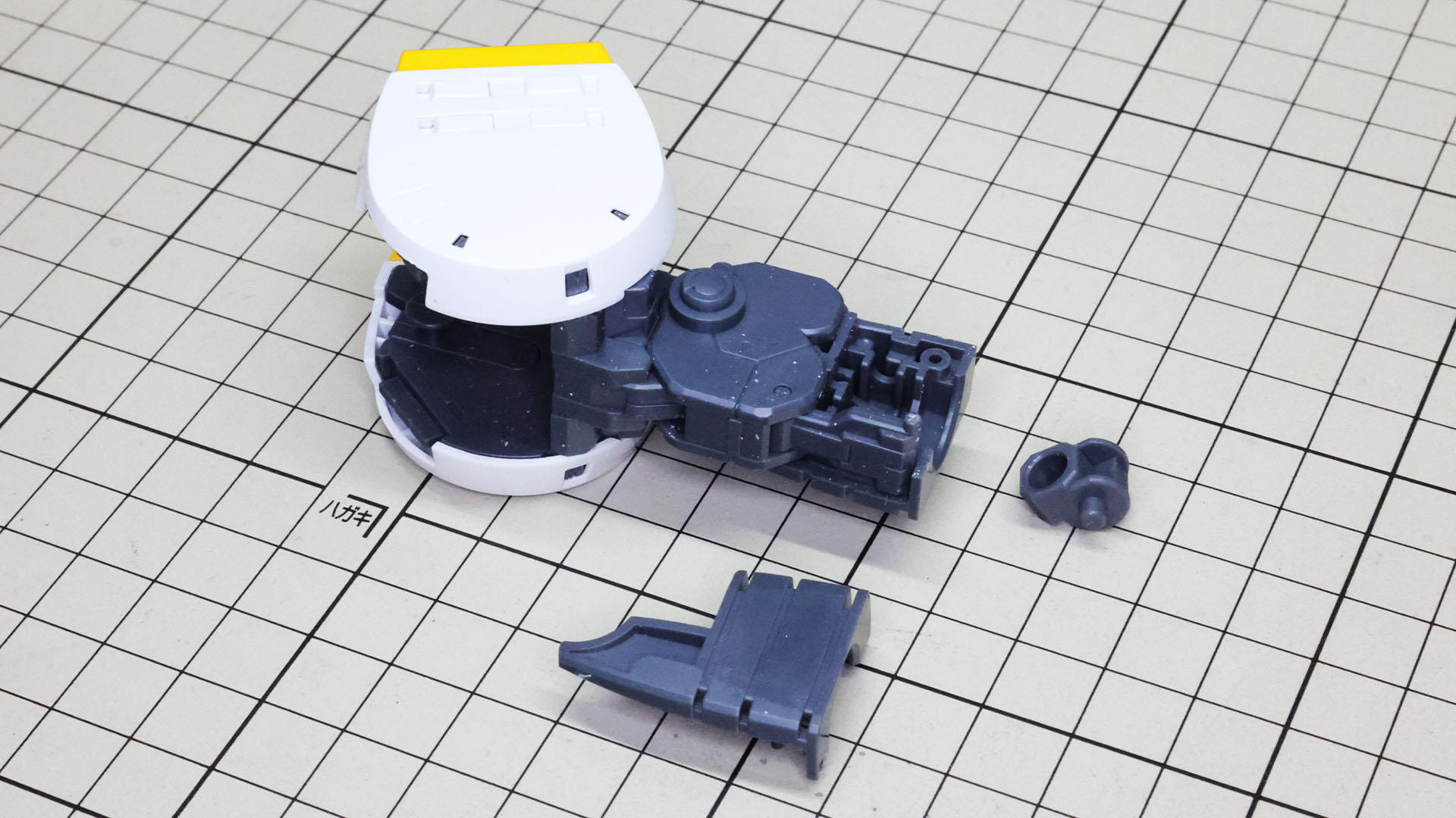 さらに股関節部との接続軸受けも入れます