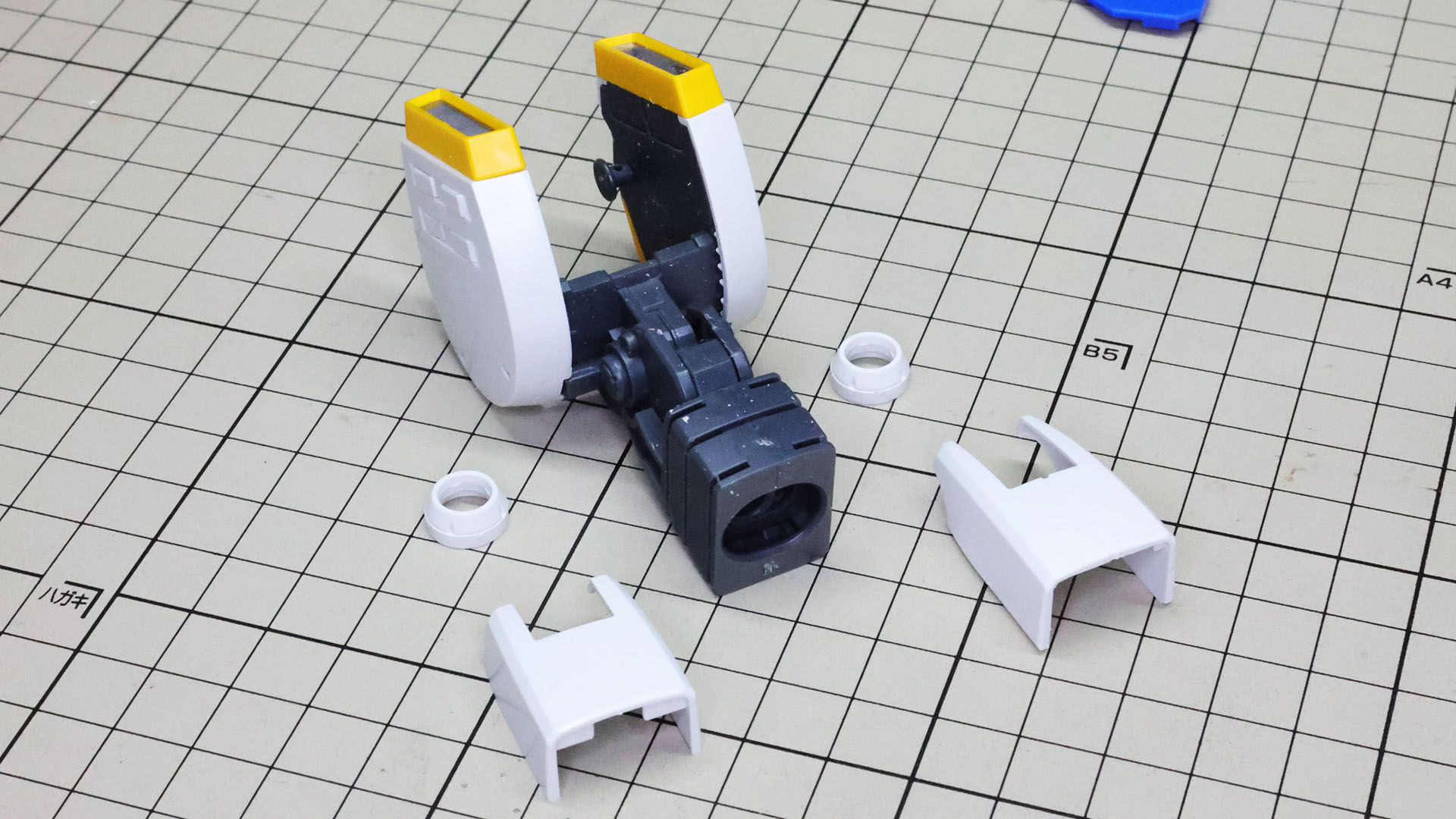 大腿部に装甲を取り付けていきます