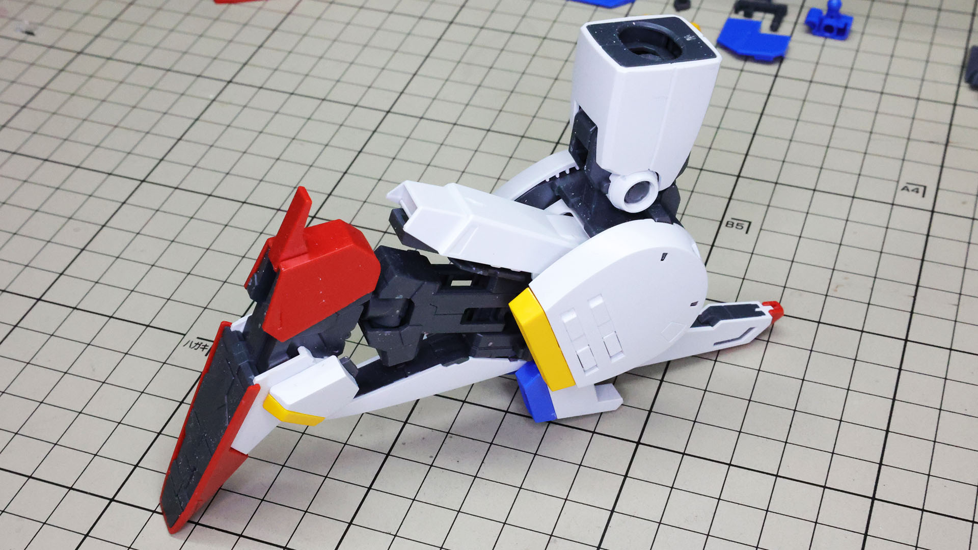 組んだ部分をドッキングさせます。それぞれを90度の角度で組み合わせ、スライドさせます