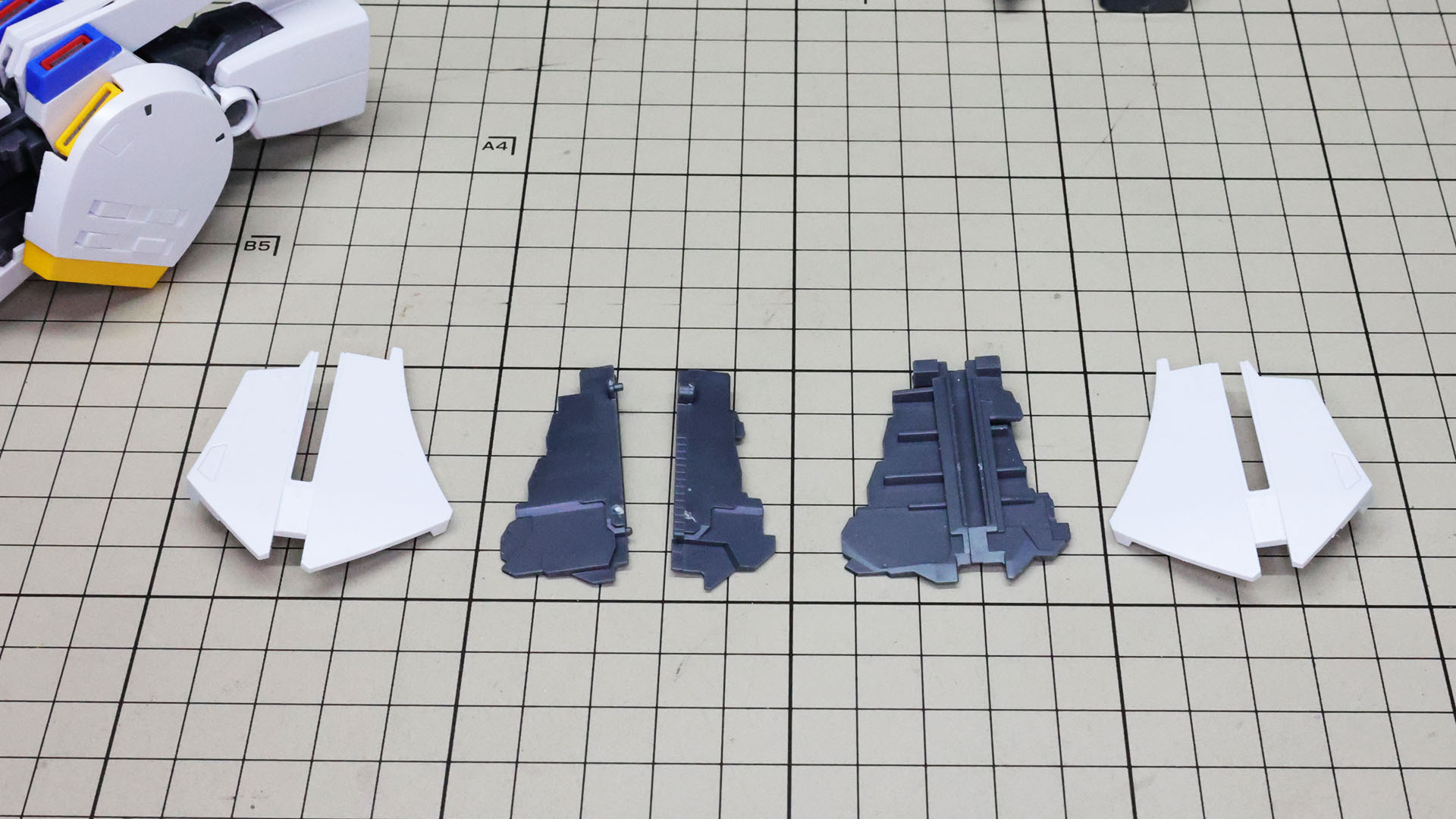 脛の左右の装甲はメカフレームで裏打ちされます