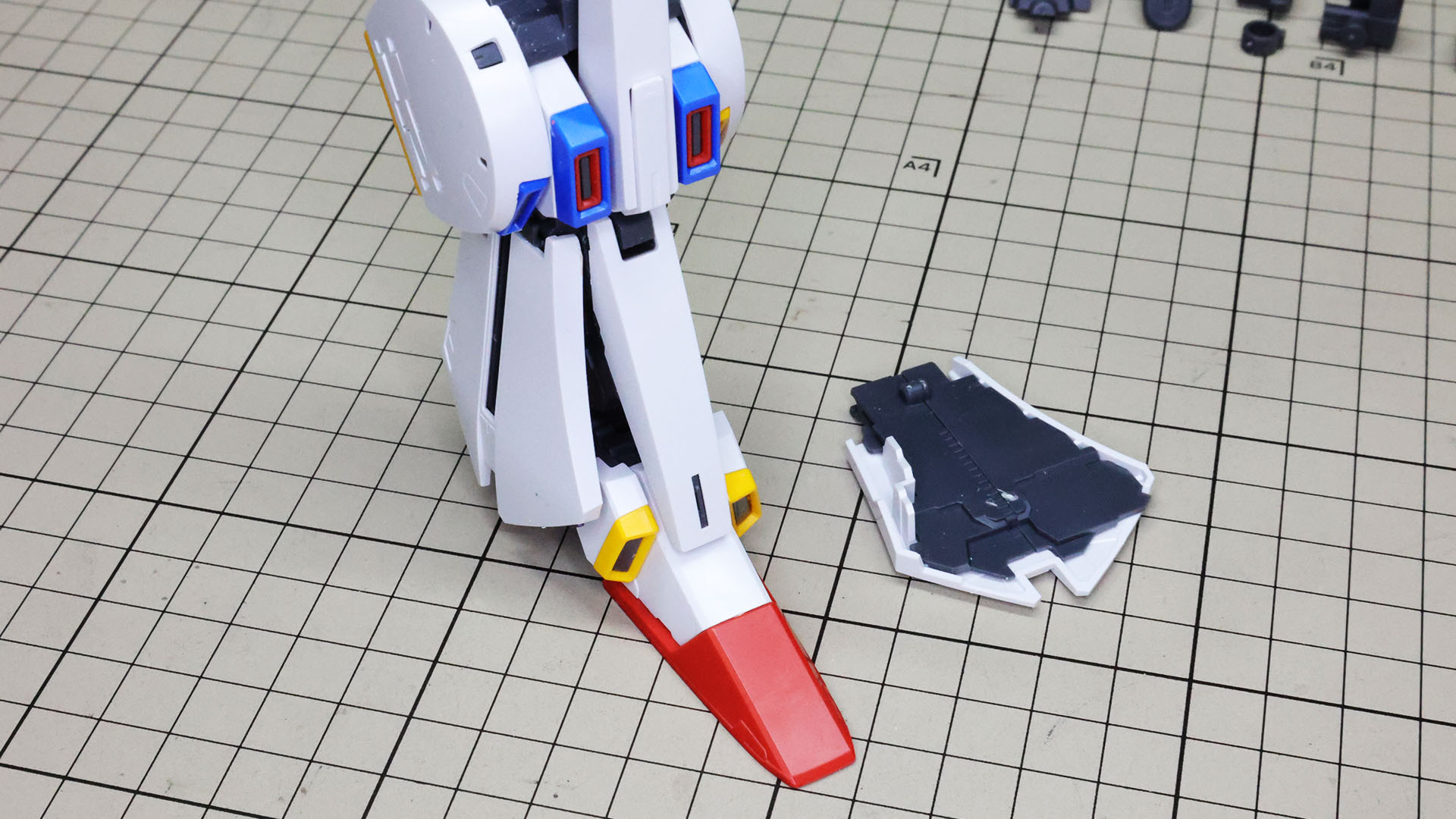 それらを脚部本体の左右に取り付けます