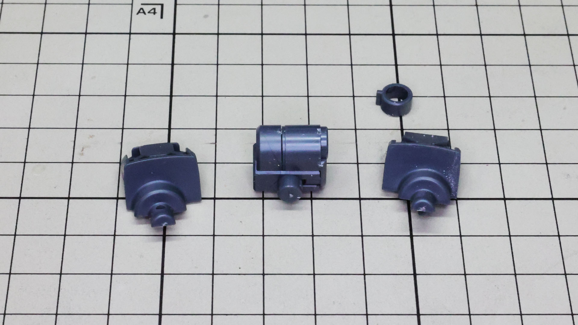 股関節部を組んでいきます。巨体を支えるべくぎっしりと接続軸受けが埋まるイメージです
