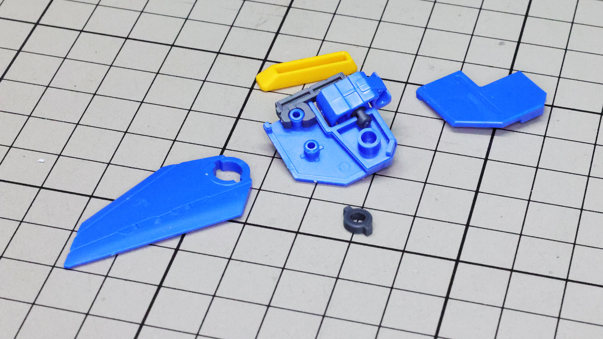 サイドアーマーを組んでいきます。メカフレームと可動する小さいウイングが組まれます