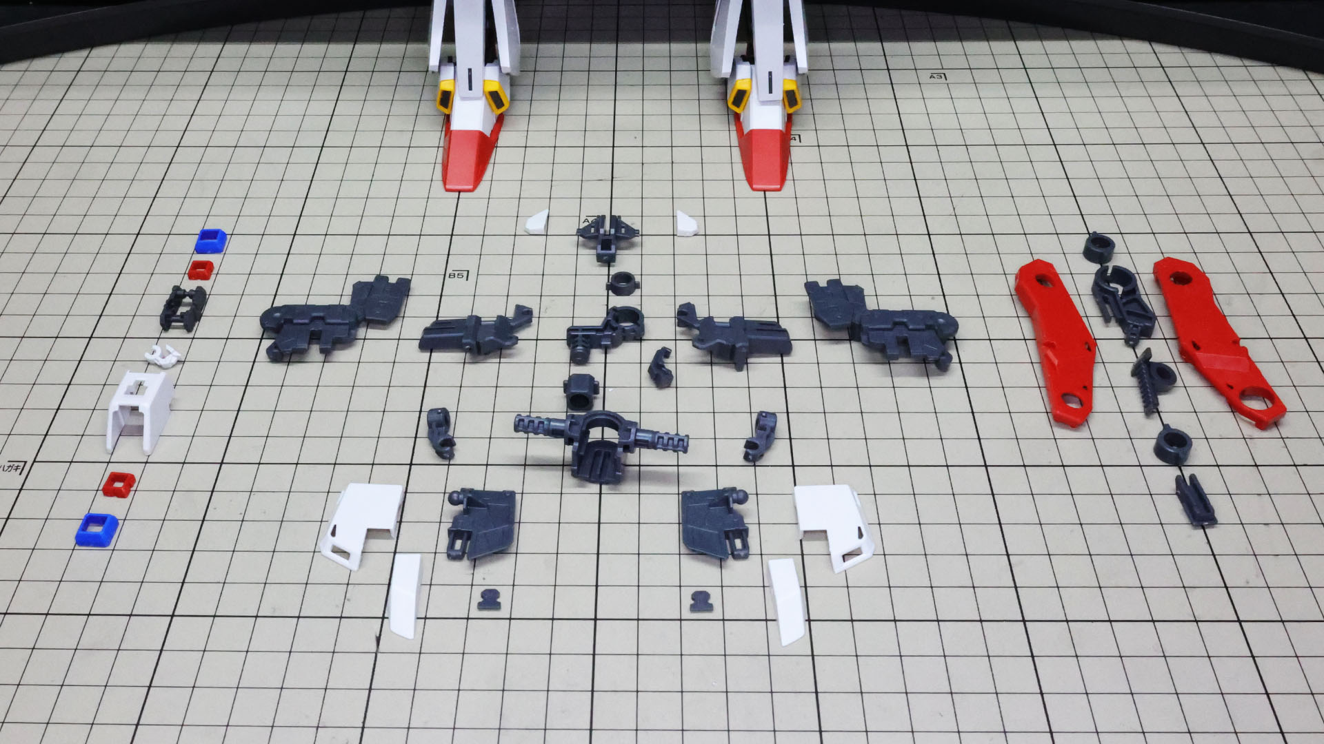 多数のメカフレームが印象的な腰部パーツ群