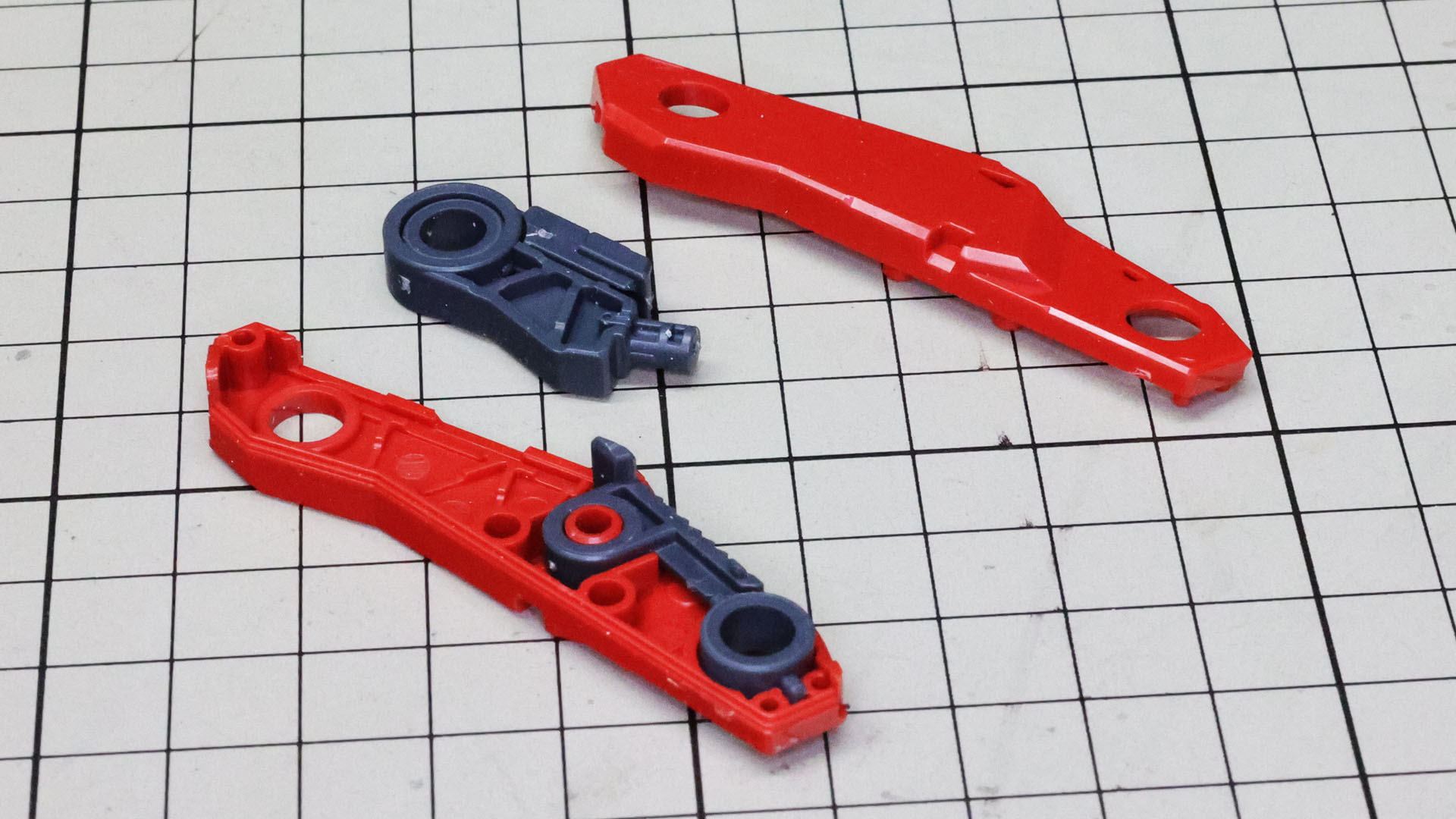 バックパックの支柱を組んでいきます。中に上半身との接続部を持ちます