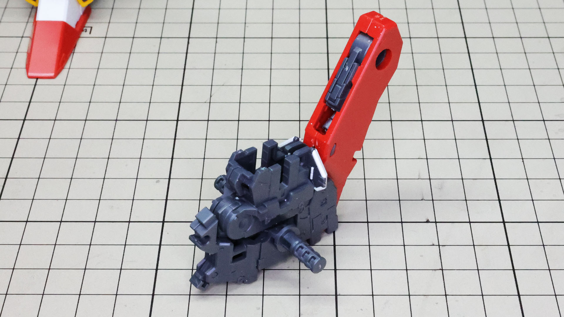 その支柱は腰部リアからずどーんとそびえ立ちます