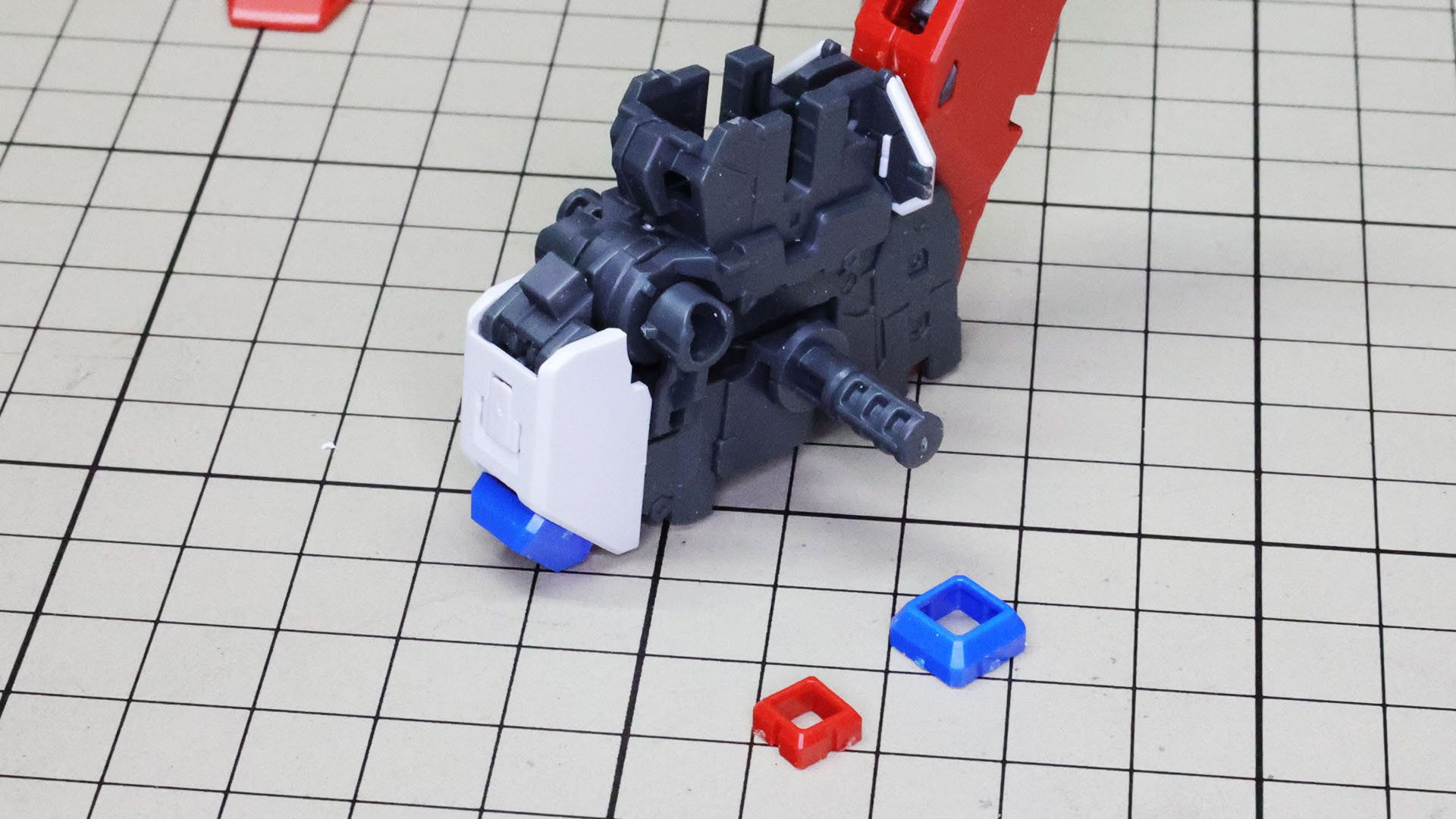 フロントアーマーはメカフレームで裏打ちされます