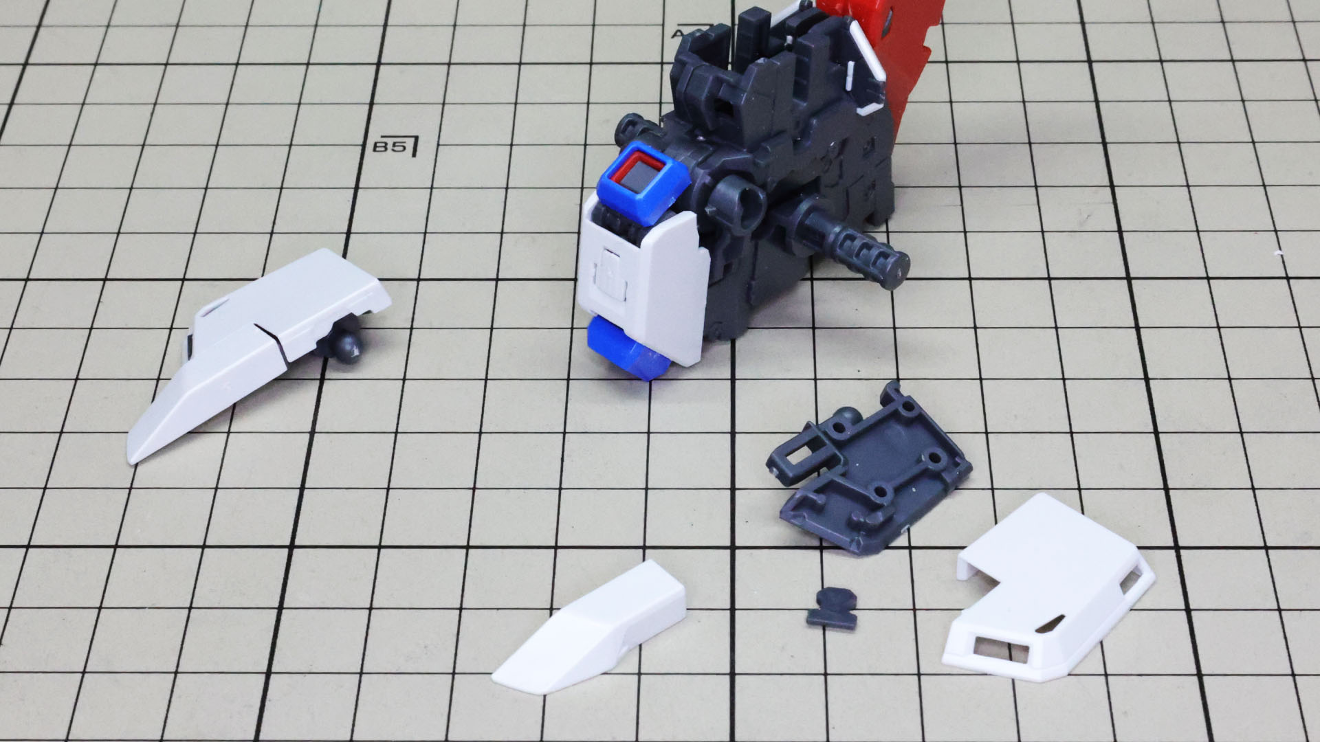 フロントアーマーはメカフレームで裏打ちされます