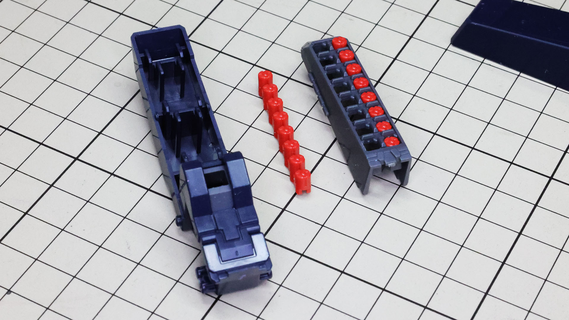 ミサイルポッドのミサイルは列になったミサイルを内側から取り付けます