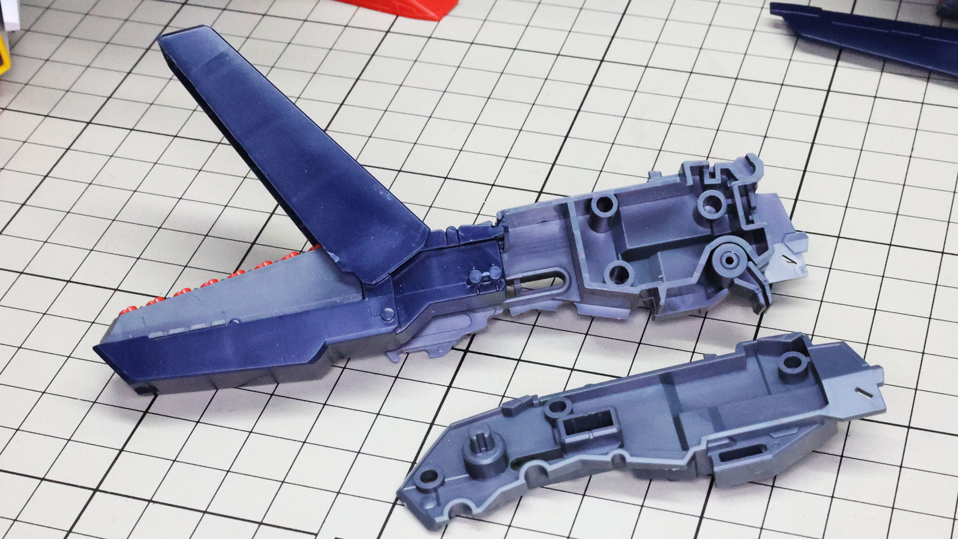 ミサイルポッドをバックパックのメカフレームに組み込んでいきます