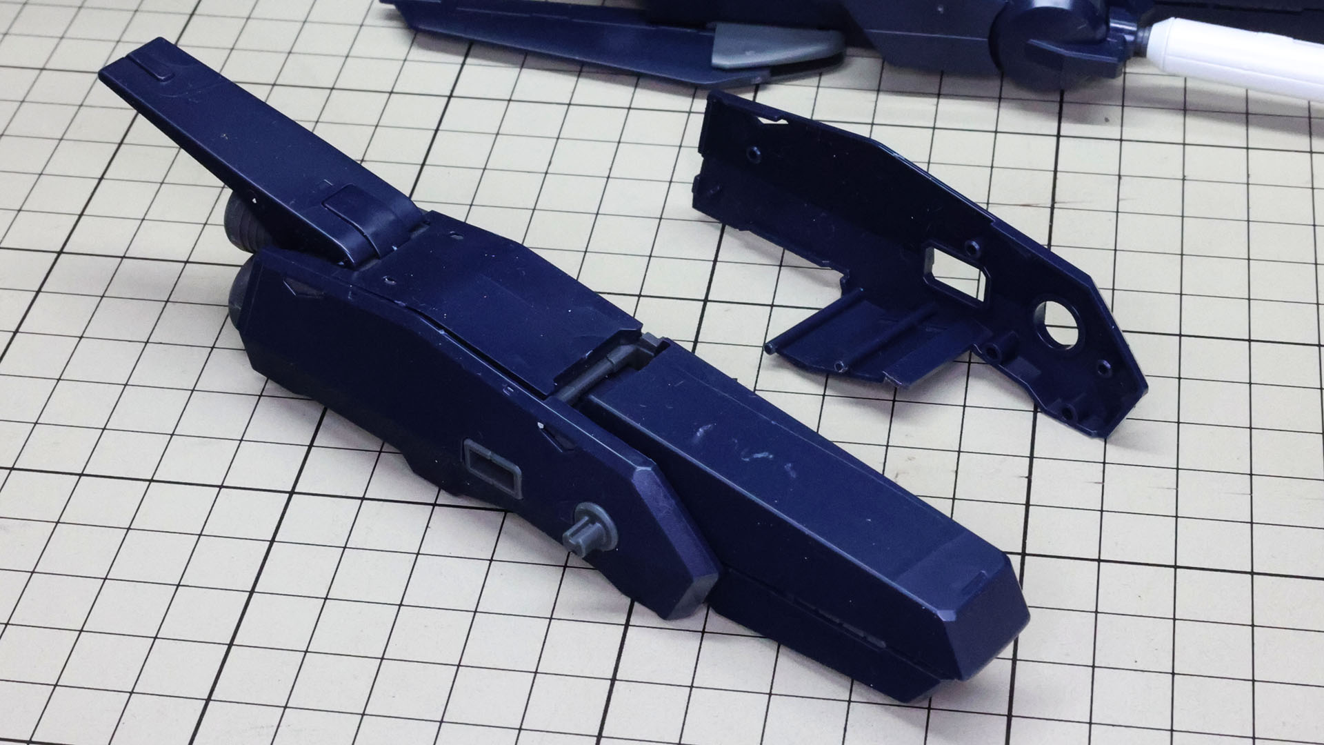 バックパック本体の装甲を取り付けていきます