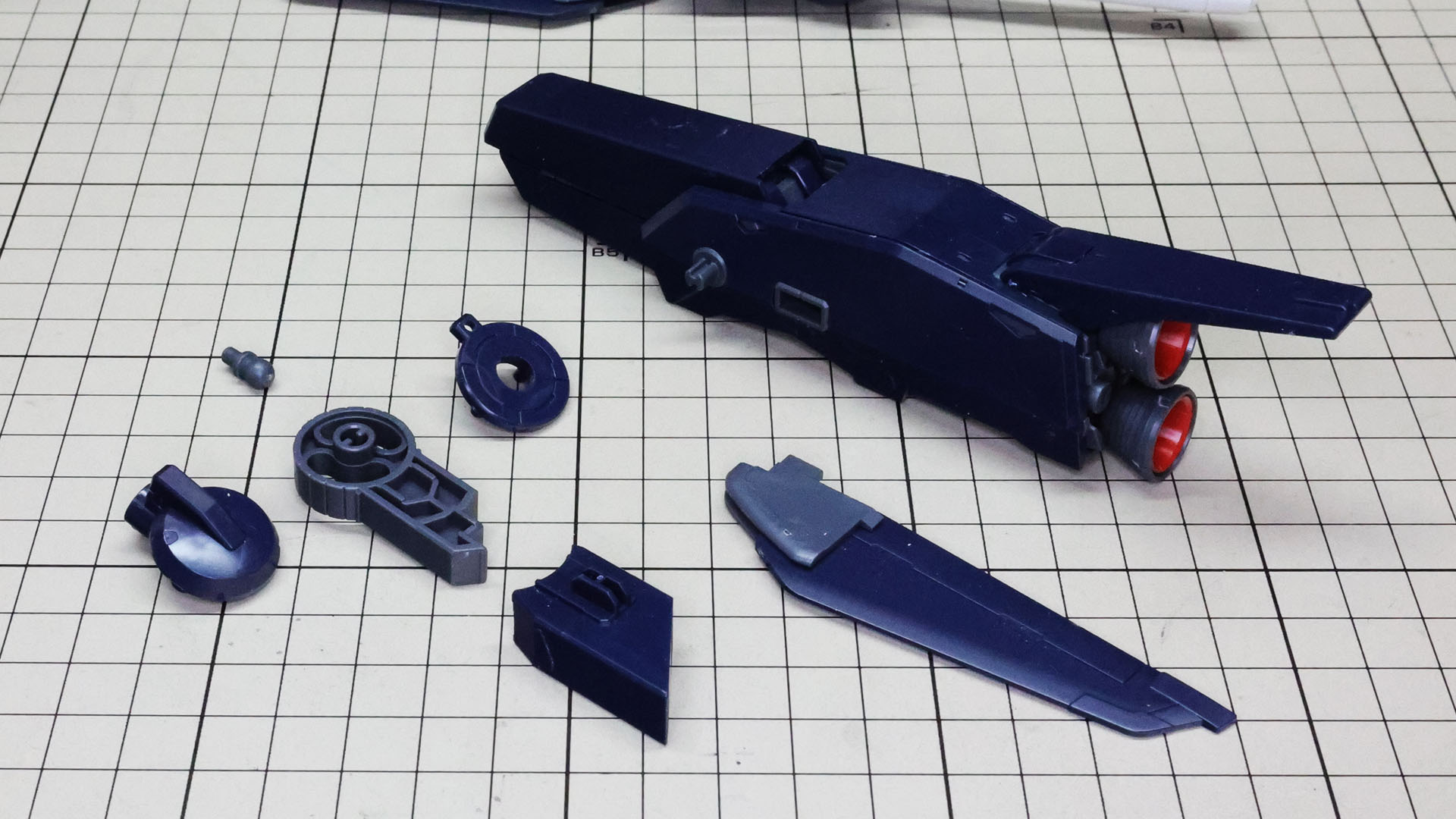 外側に位置するビーム・サーベル・ホルダーとウイングを取り付けていきます