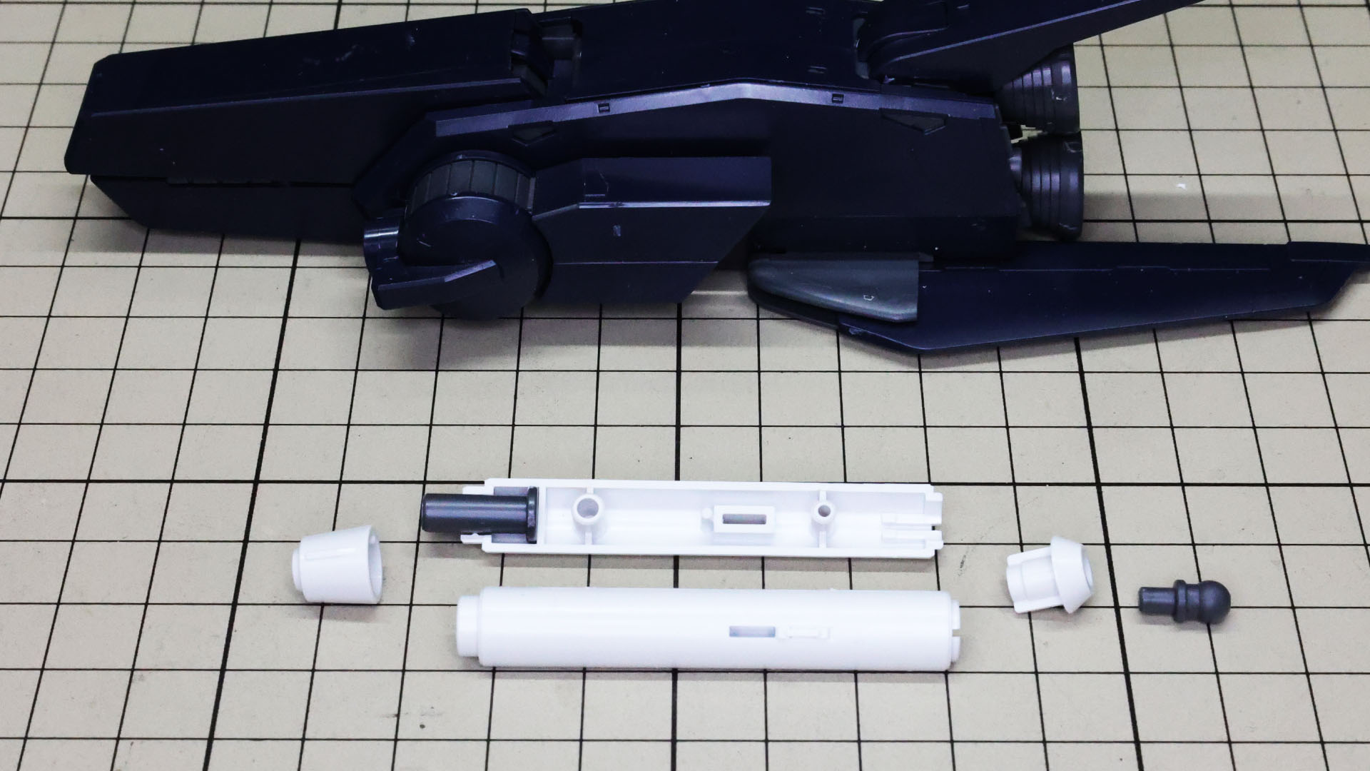 装備の一つ、ビーム・サーベルをここで組みます