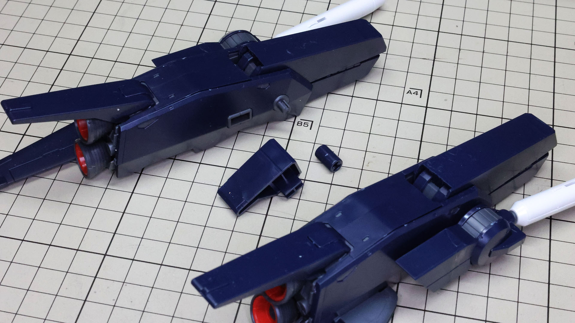 リアアーマーを取り付けたらバックパックを取り付けていきます。左右接続用のパーツを取り付けて……